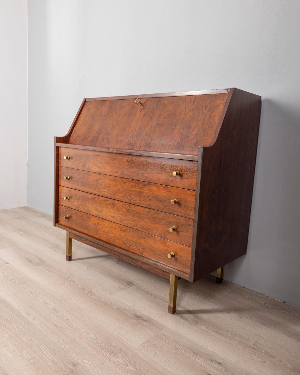 Secrétaire en bois de rose avec pieds et poignées en laiton doré, quatre tiroirs et un abattant avec serrure et clé d'origine, conçu par Gianfranco Frattini pour Bernini, années 1960.

CONDITION :
En bon état, présente des signes d'usure au fil du