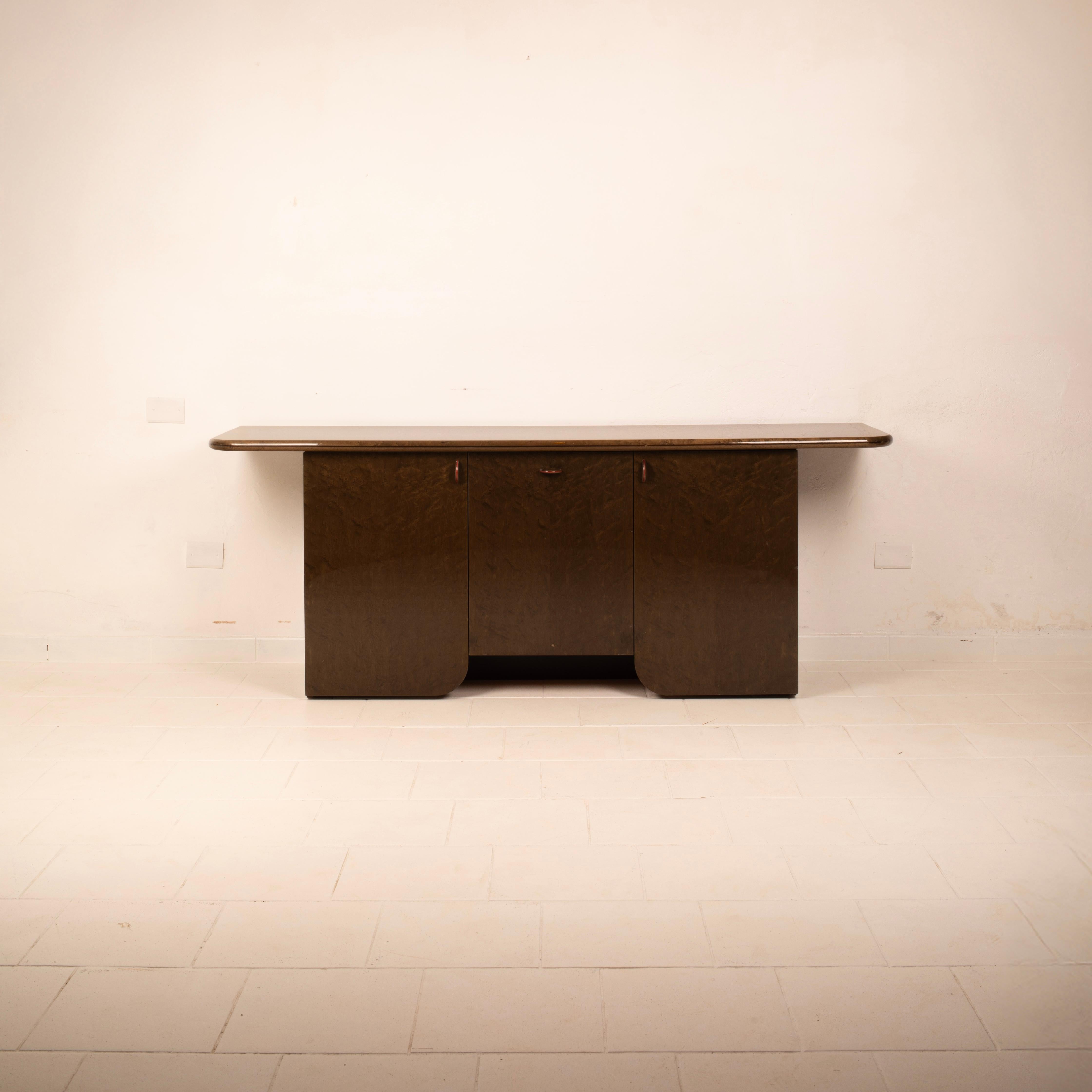 This stunning sideboard is a refined example of 1970s-80s Italian design, created by Luigi Saccardo for Gasparello.
Part of the renowned 