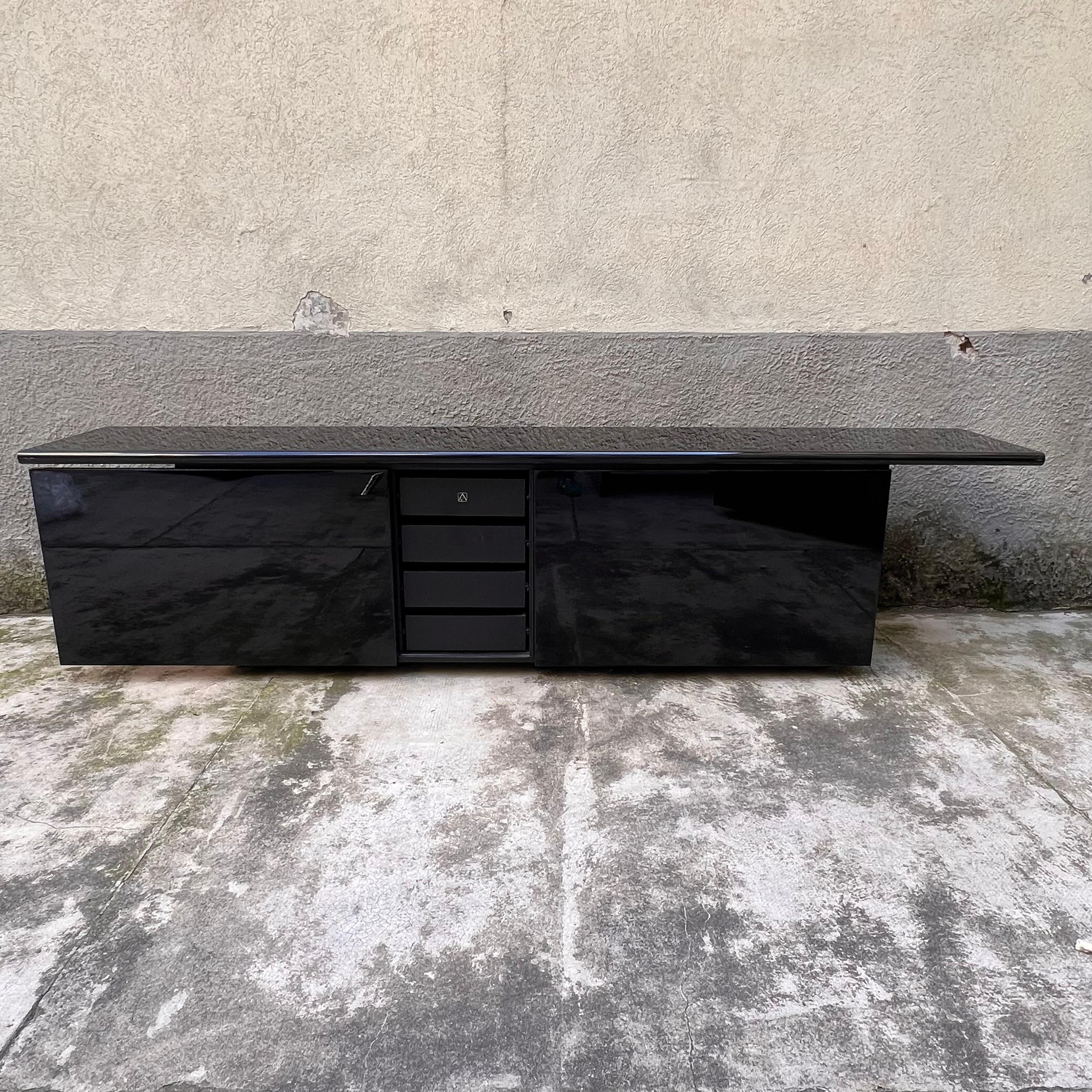Italian Credenza Sheraton Nera - Di Giotto Stoppino per Acerbis - Italia - Anni '80 in vendita