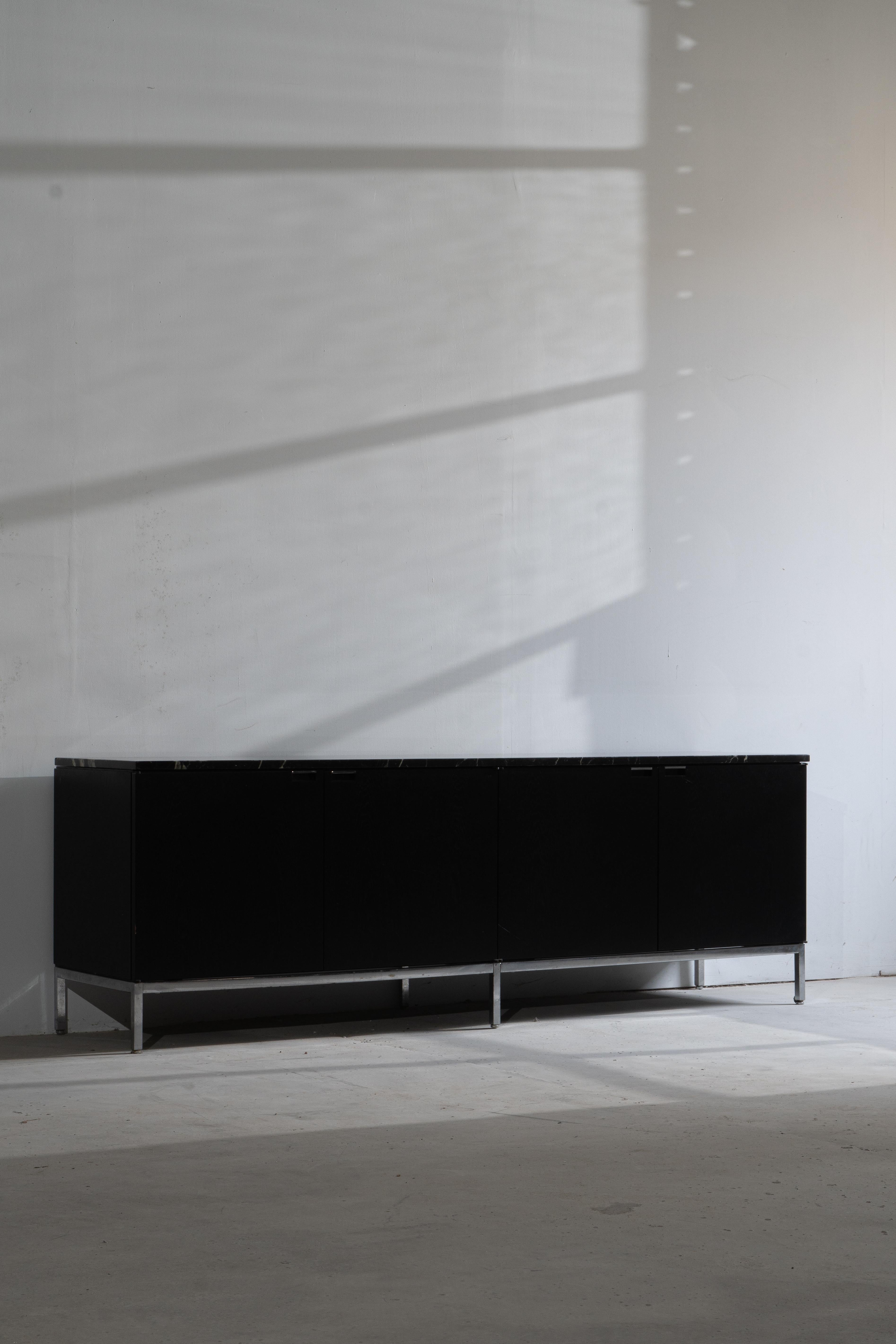 Credenza Aparador de Florence Knoll Tapa de Mármol Knoll International Nero Marqina Moderno de mediados de siglo en venta
