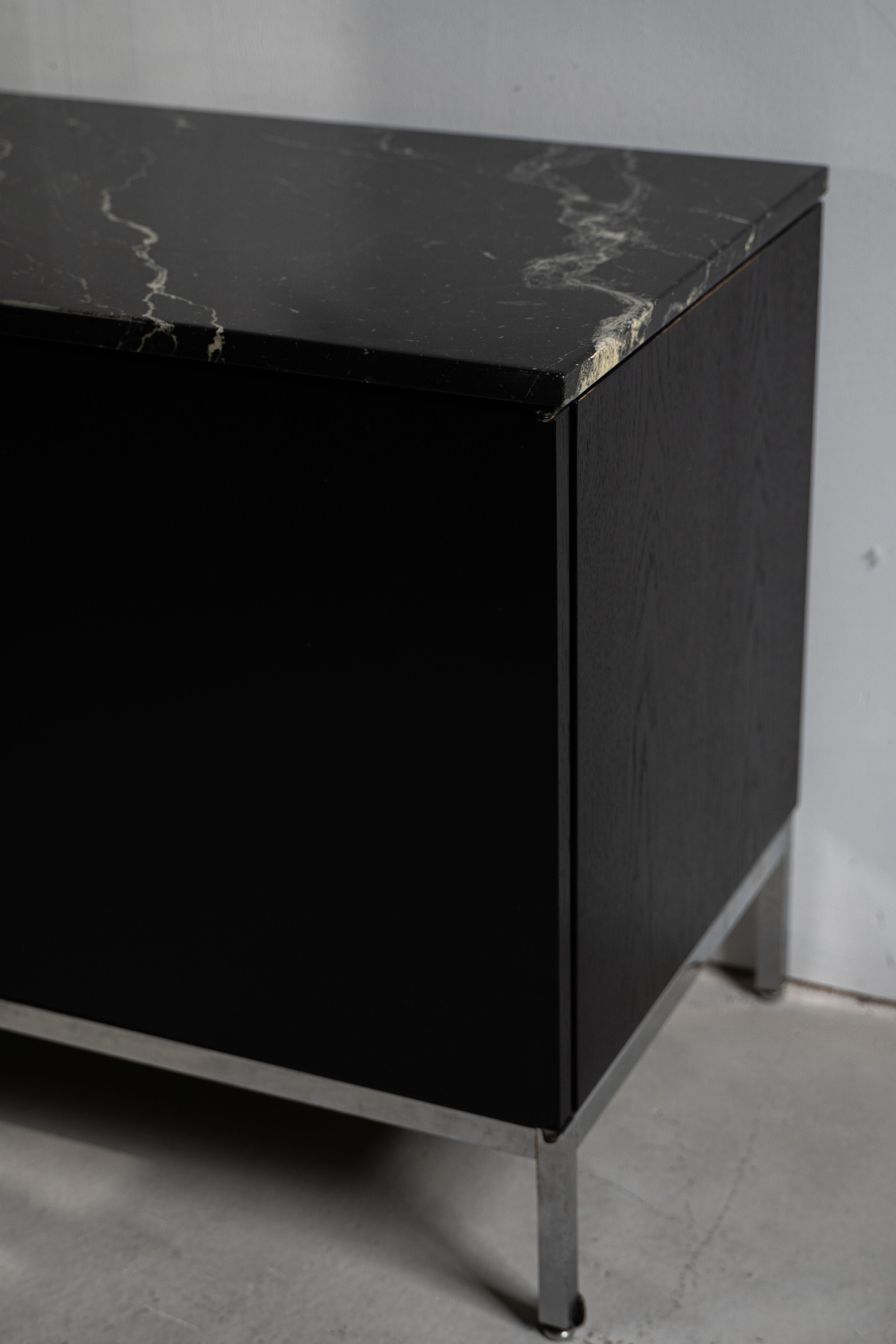 Credenza Aparador de Florence Knoll Tapa de Mármol Knoll International Nero Marqina Italiano en venta