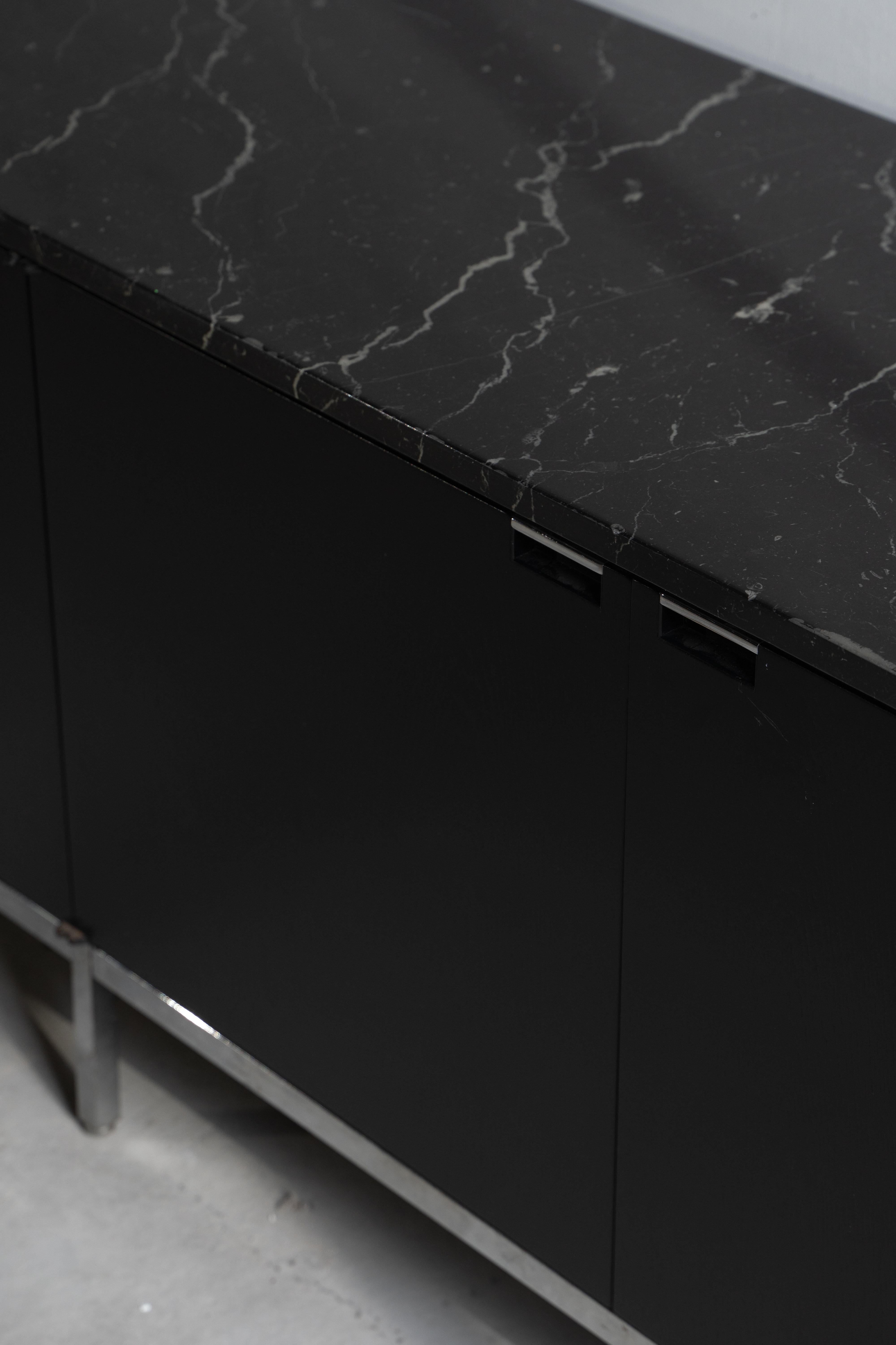 Credenza Aparador de Florence Knoll Tapa de Mármol Knoll International Nero Marqina siglo XX en venta