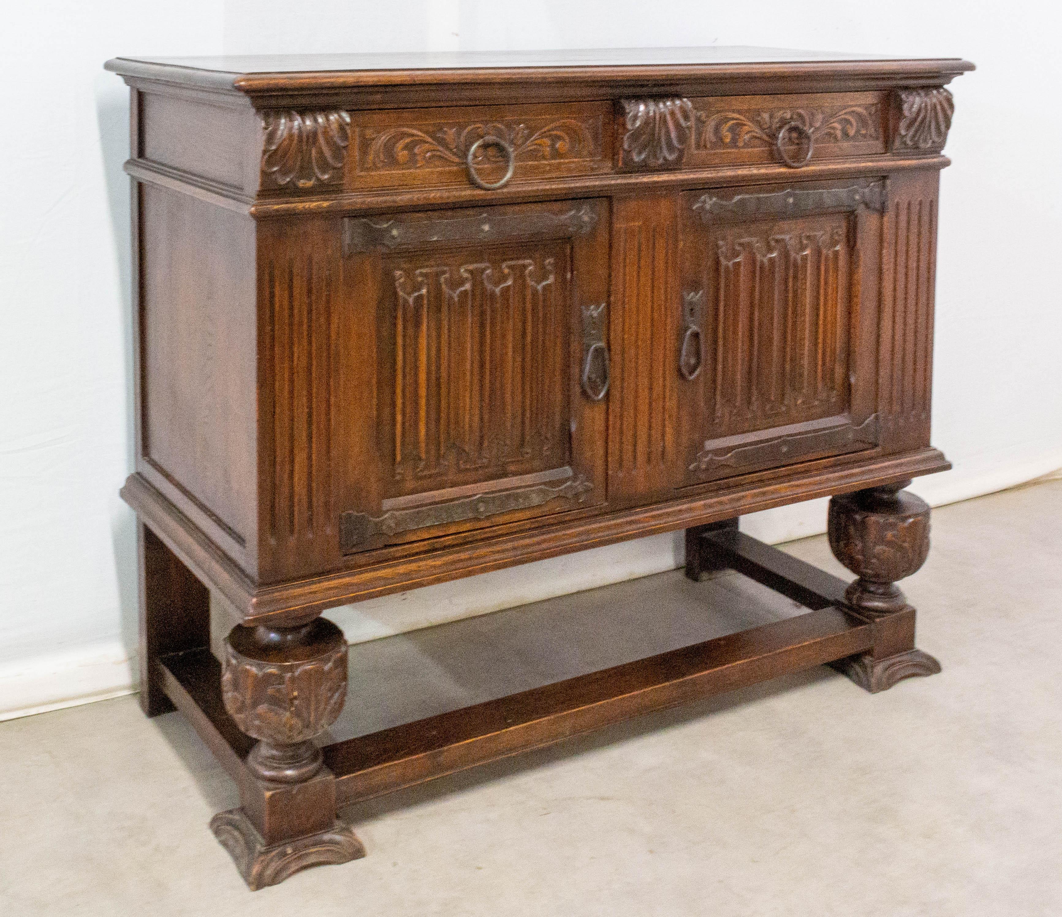 Sideboard Spanish credenza two doors buffet, circa 1920
Gothic Revival, solid oak
Very good antique condition

Shipping: 
52/103/128 cm 60 kg.
 