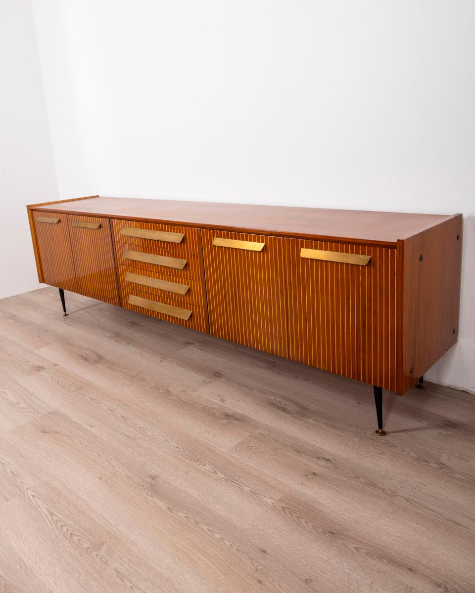 Credenza sideboard vintage anni 50 in legno e ottone design Italiano In Good Condition In None, IT