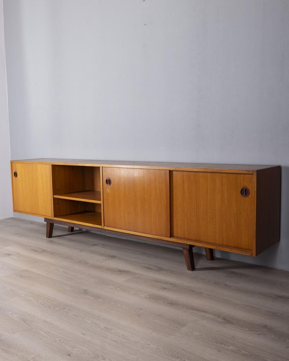 Großes Sideboard aus Teakholz, mit einer Flügeltür, einem Regal und zwei Schiebetüren, italienisches Design, 1960er Jahre.

ZUSTAND:
In gutem Zustand, kann altersbedingte Gebrauchsspuren aufweisen.

ABMESSUNGEN: 
Höhe 68 cm; Breite 240 cm; Tiefe 39