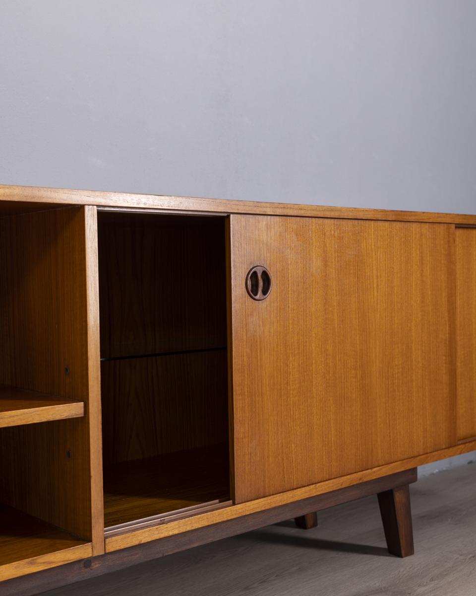 Italienisches Design 60er vintage Anrichte in Teakholz (Holz) im Angebot