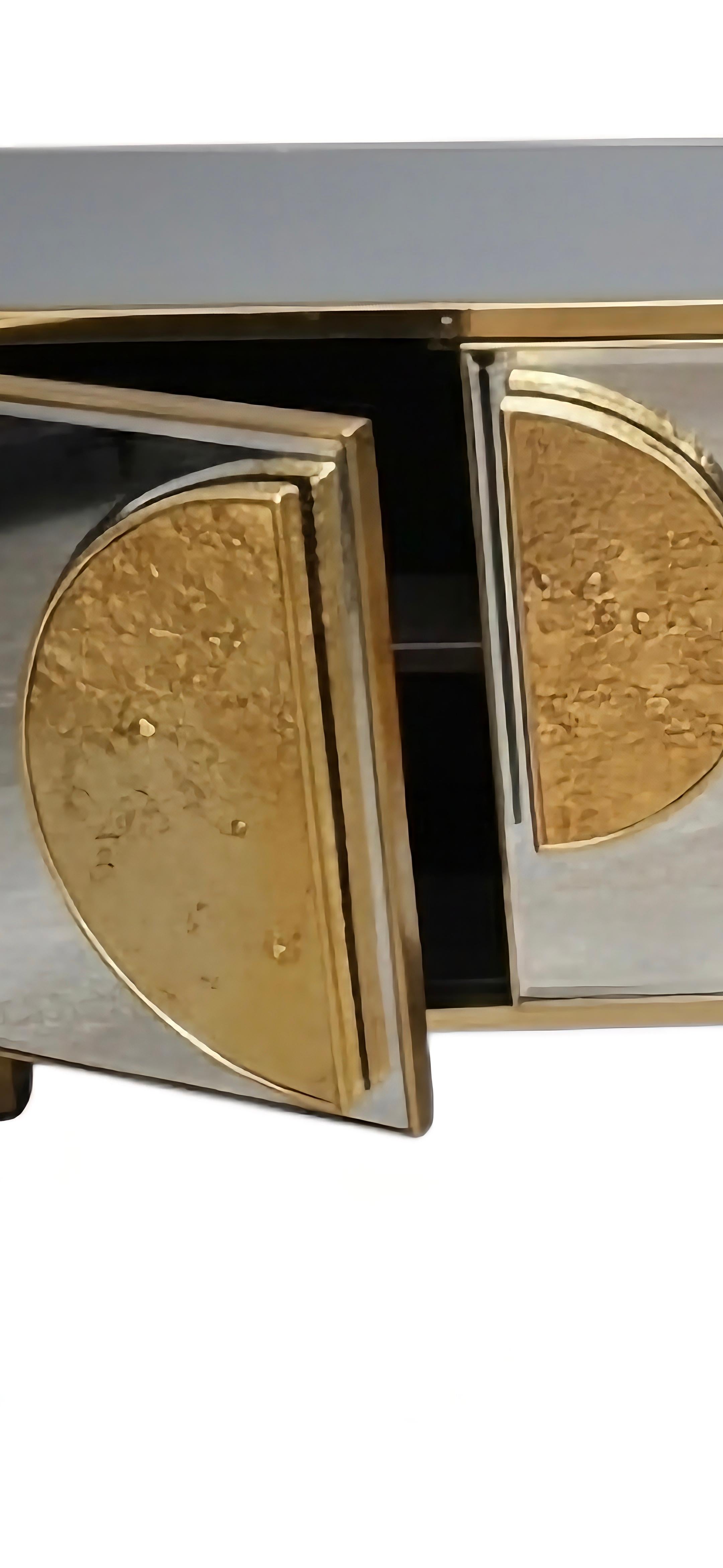 Questa credenza è una creazione esclusiva di Justfurnituress, realizzata con un approccio contemporaneo al lusso e una forte attenzione alla qualità artigianale.
La struttura è in legno di betulla, selezionato per la sua stabilità e finezza,