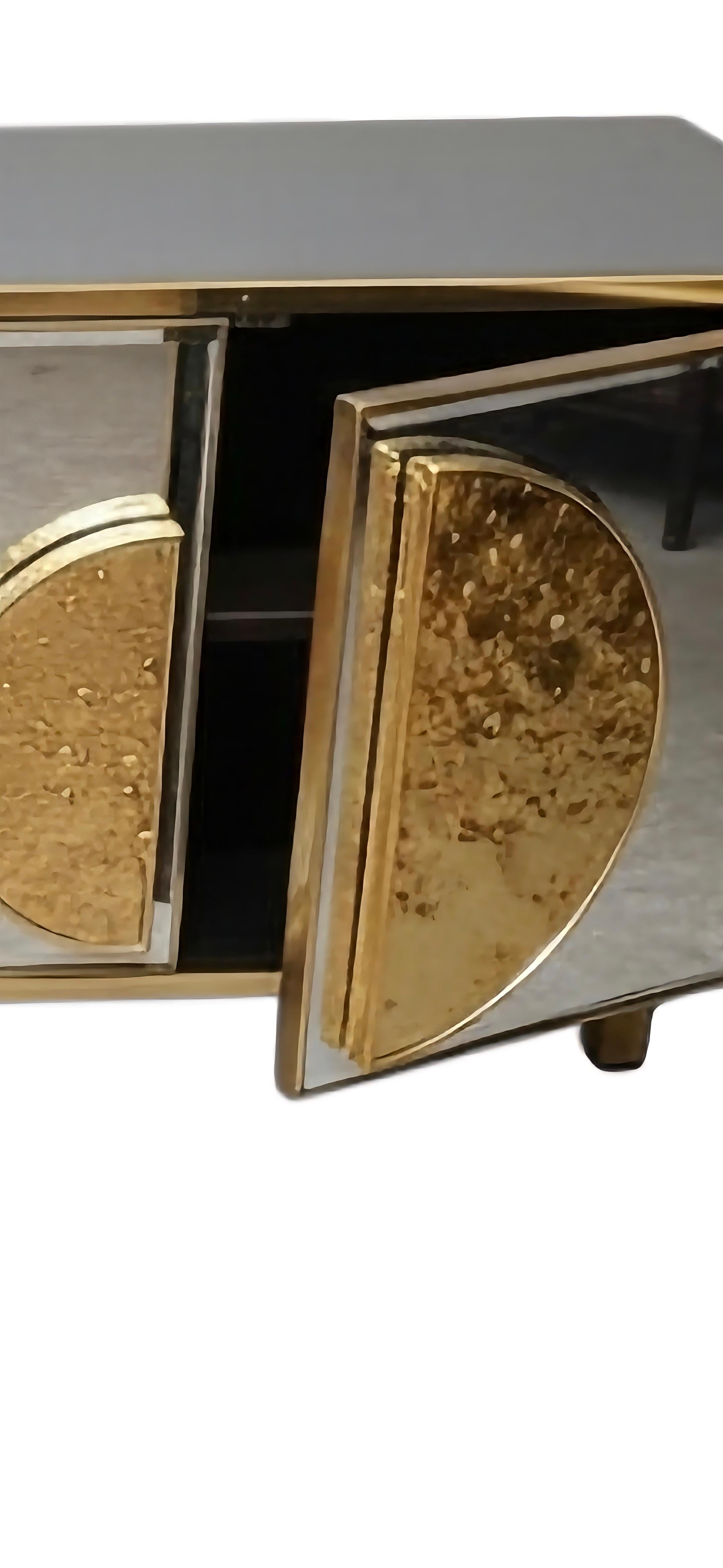 Mid-Century moderno Credenza specchio e maniglie in ottone sbalzato, design Justfurnituress in vendita