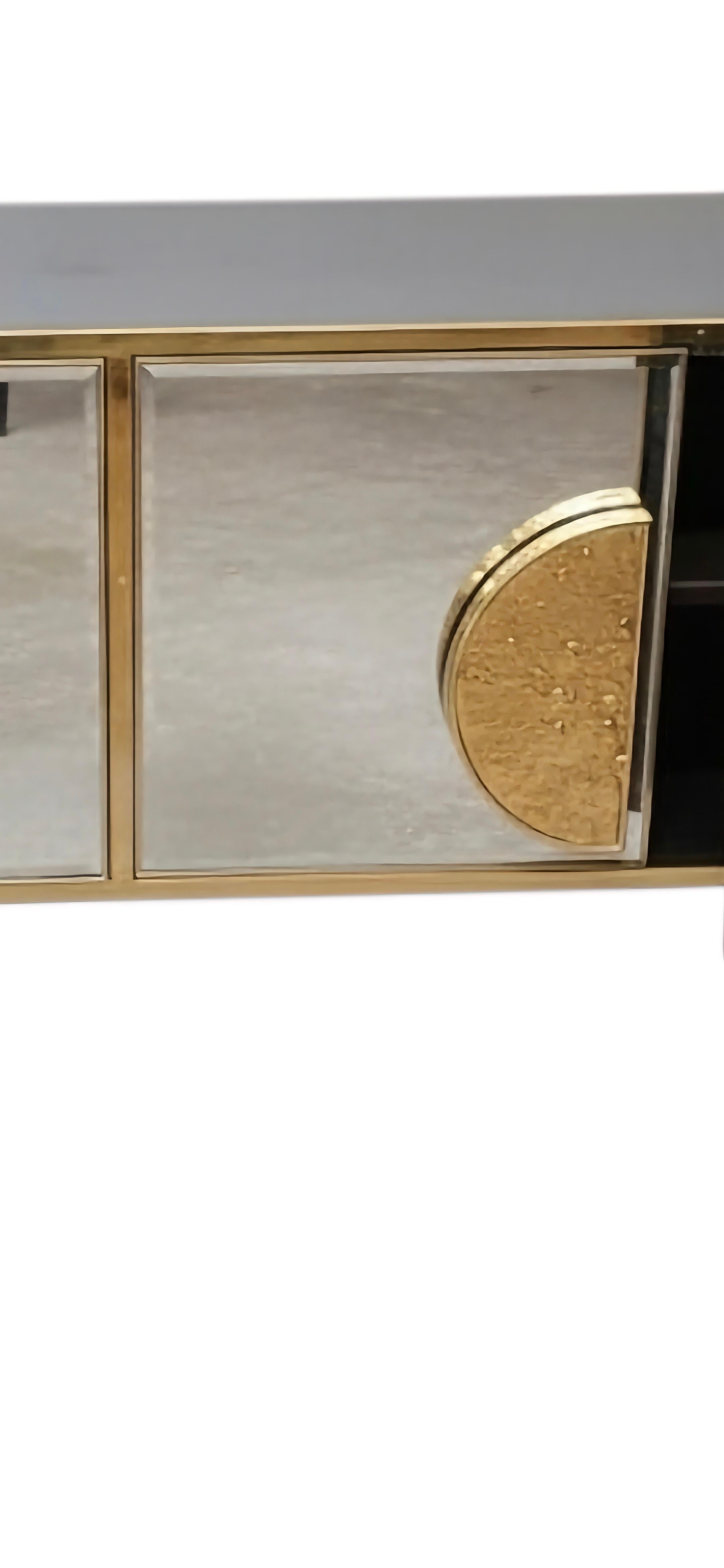 Italiano Credenza specchio e maniglie in ottone sbalzato, design Justfurnituress in vendita