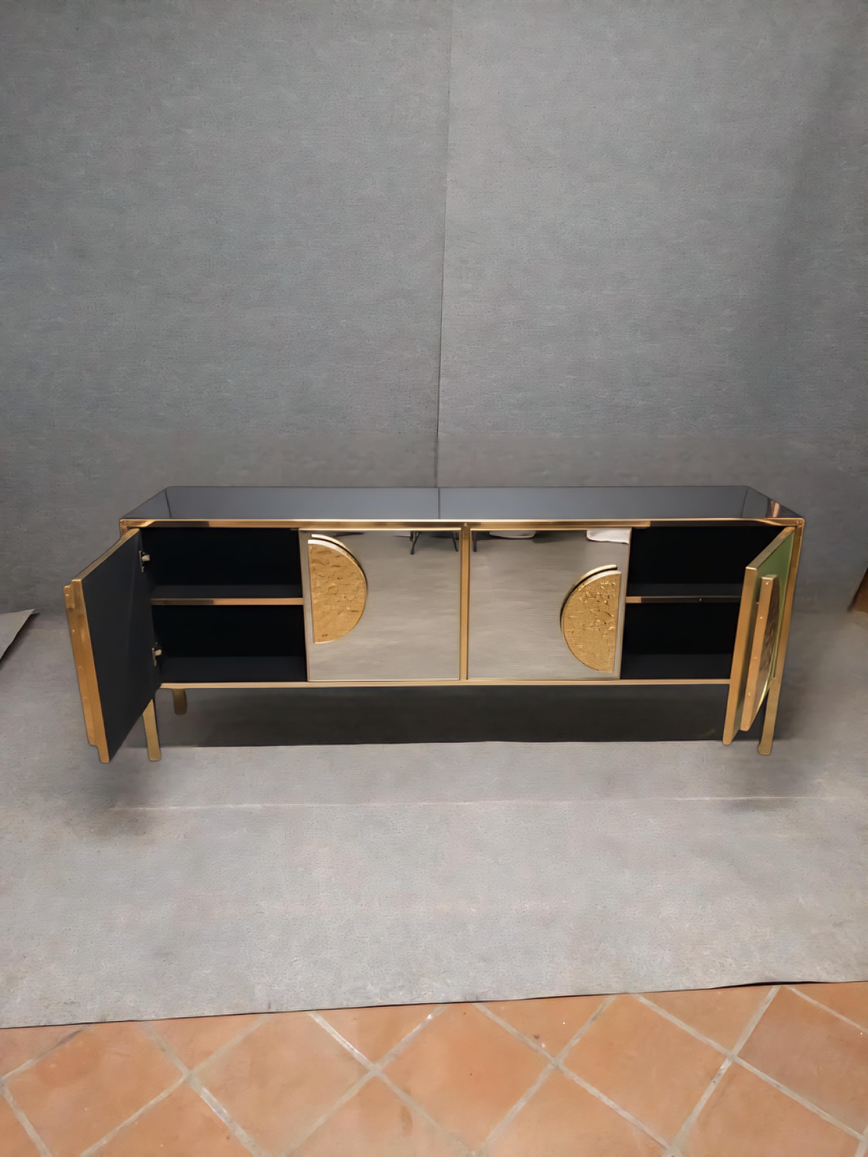 Fatto a mano Credenza specchio e maniglie in ottone sbalzato, design Justfurnituress in vendita