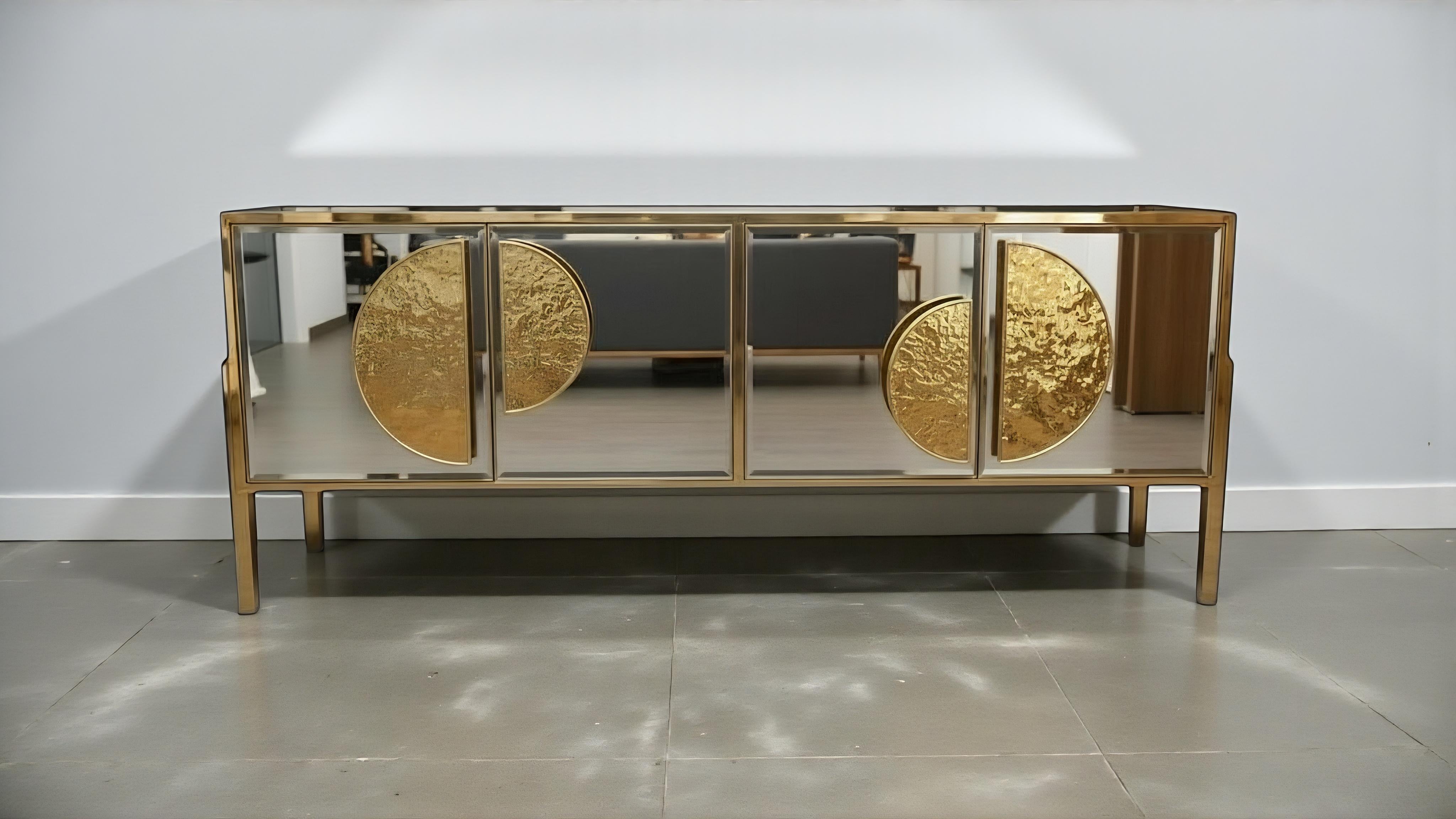 Credenza specchio e maniglie in ottone sbalzato, design Justfurnituress In condizioni Nuovo in vendita a Guazzora, IT