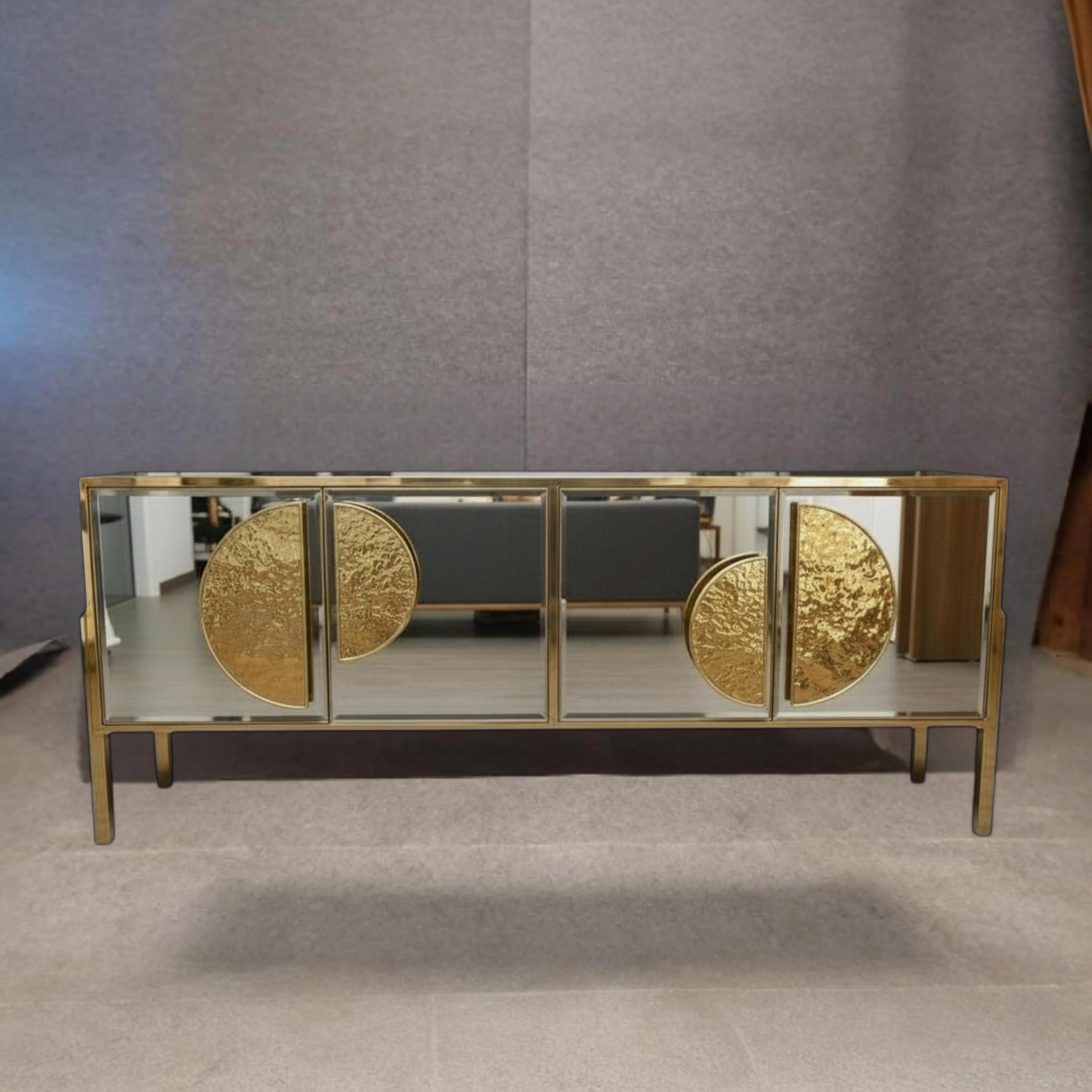 XXI secolo e contemporaneo Credenza specchio e maniglie in ottone sbalzato, design Justfurnituress in vendita