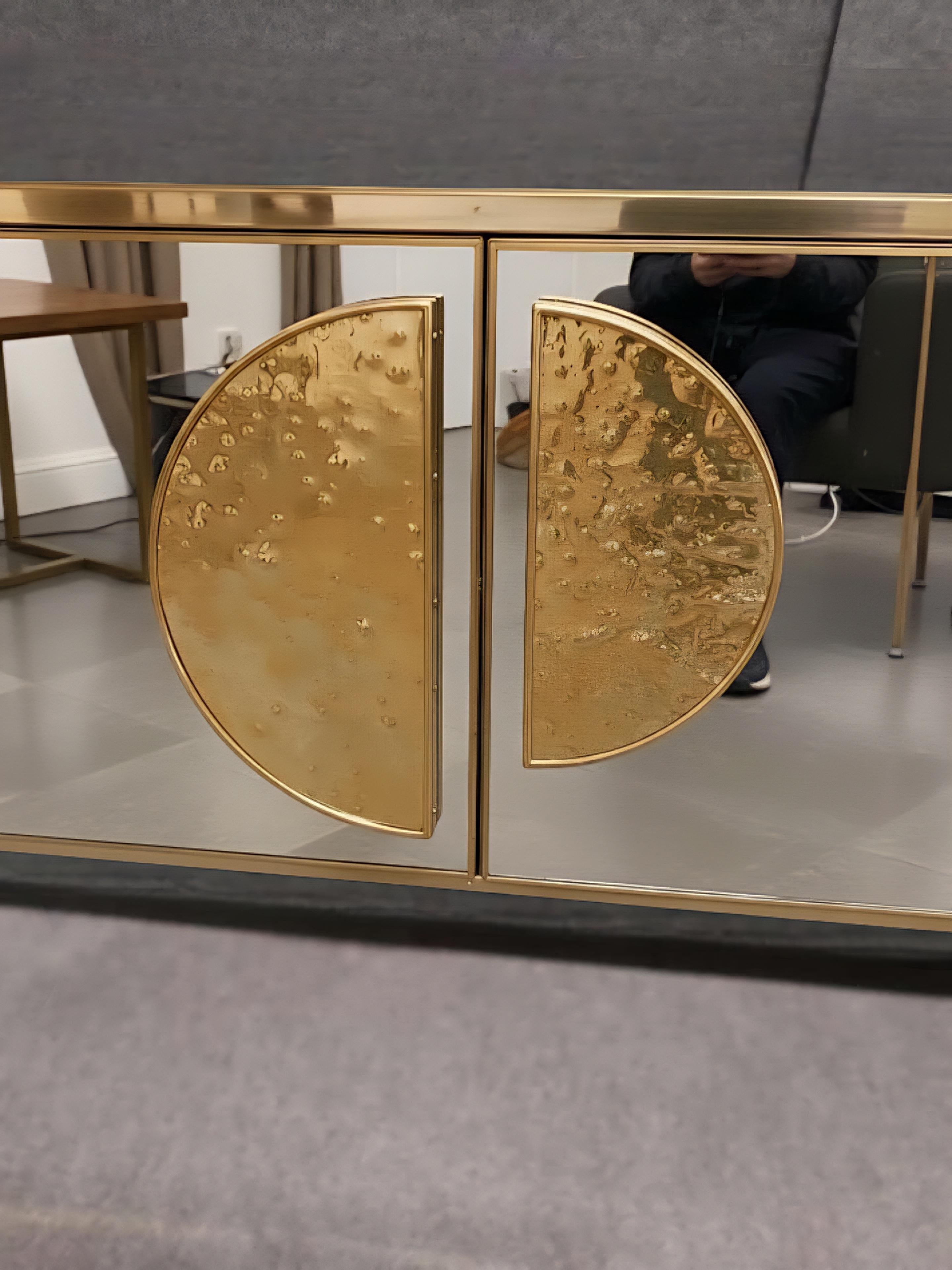 Credenza specchio e maniglie in ottone sbalzato, design Justfurnituress in vendita 1