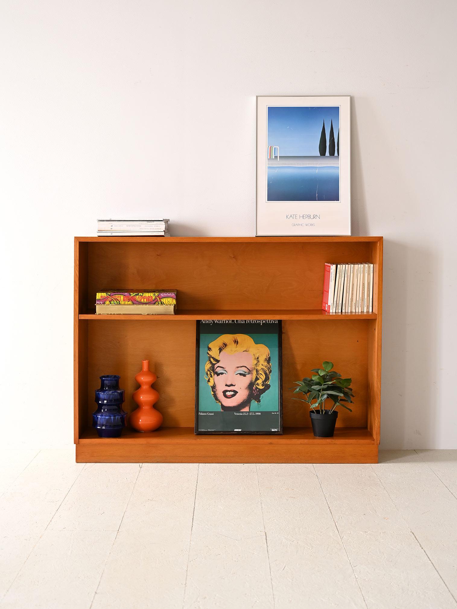 Scandinavian bookcase with a shelf.

A simple piece of furniture with a retro look that is suitable for inclusion in different rooms of the house to add a Nordic touch and create an atmosphere in perfect Hygge style.
Ideal at the entrance or