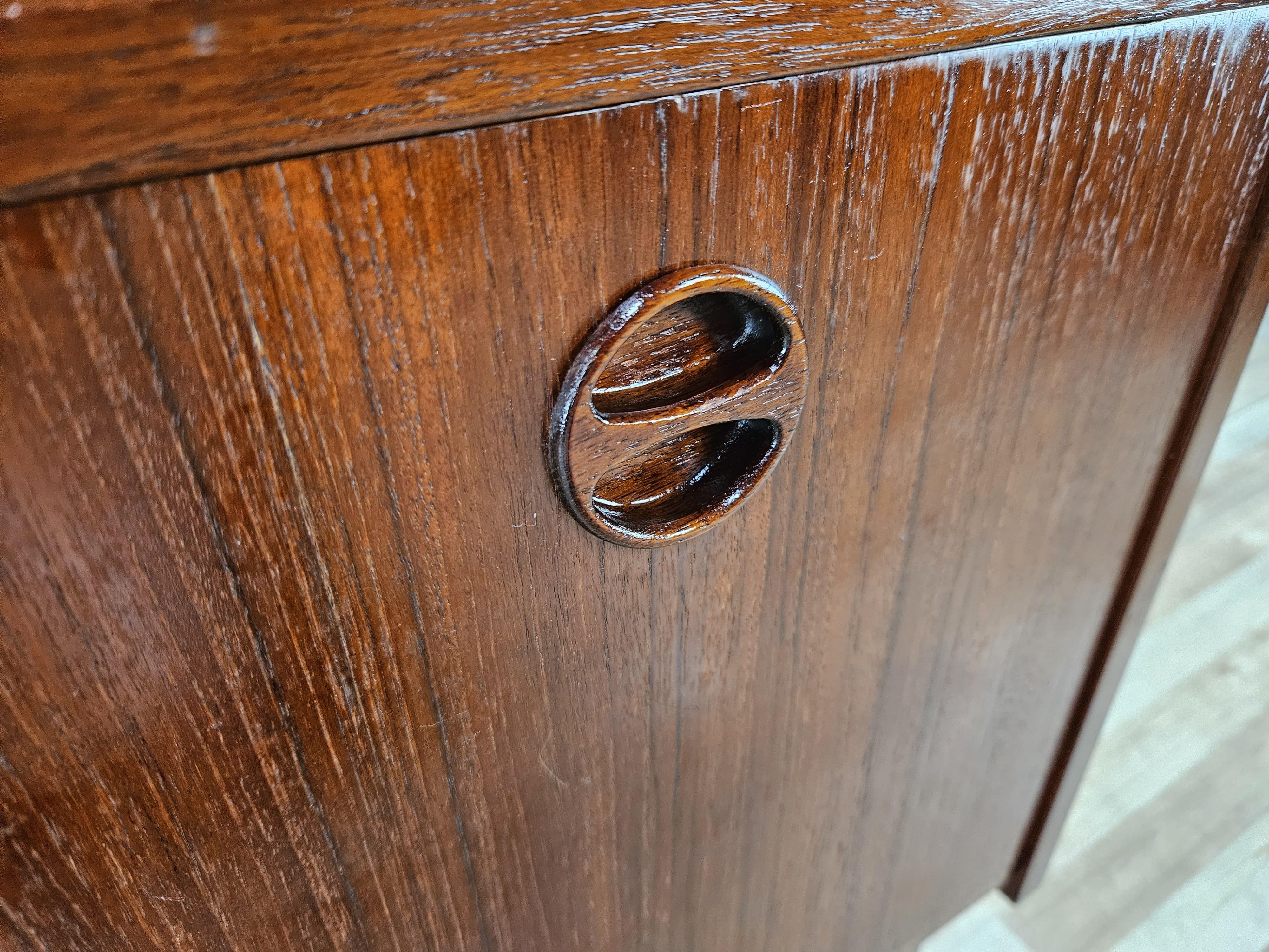 Credenza svedese in teak di Peter Hvidt con ante e scomparti anni '60 in vendita 3