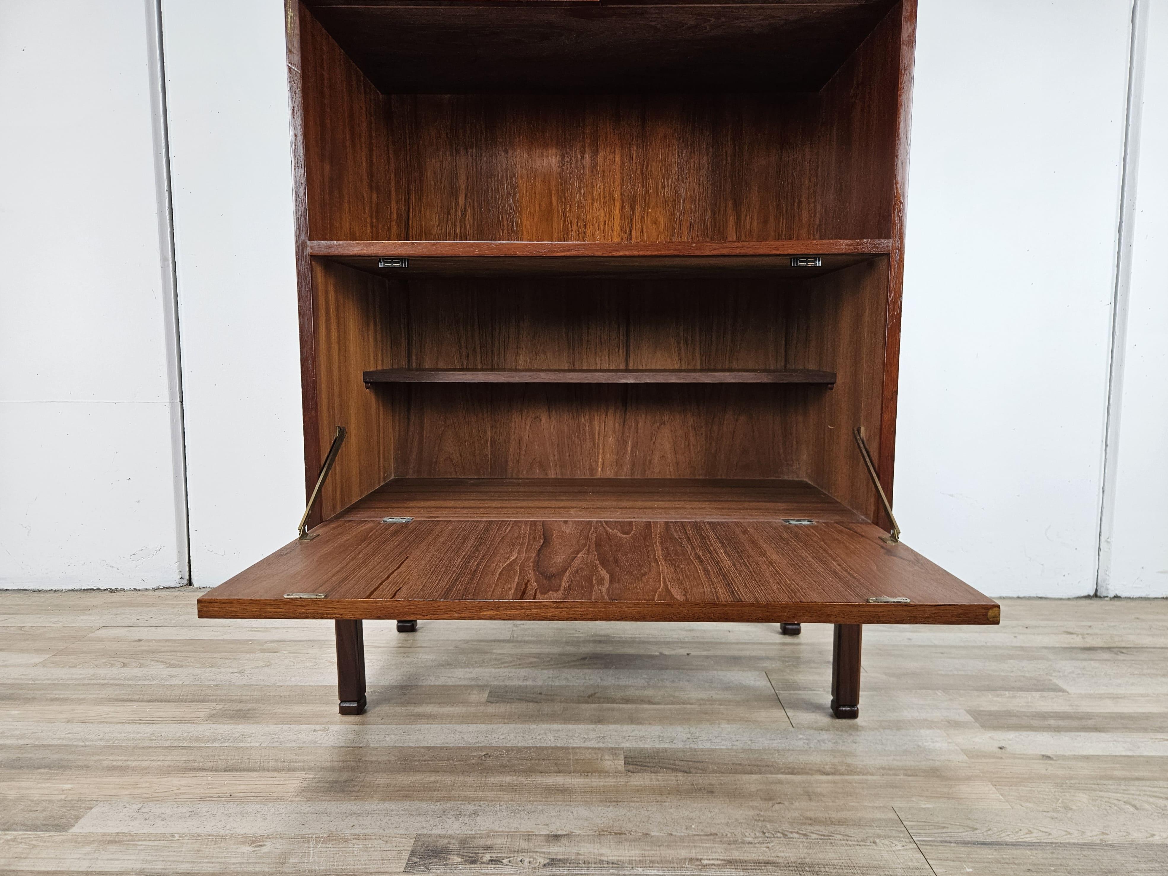 Credenza svedese in teak di Peter Hvidt con ante e scomparti anni '60 in vendita 4