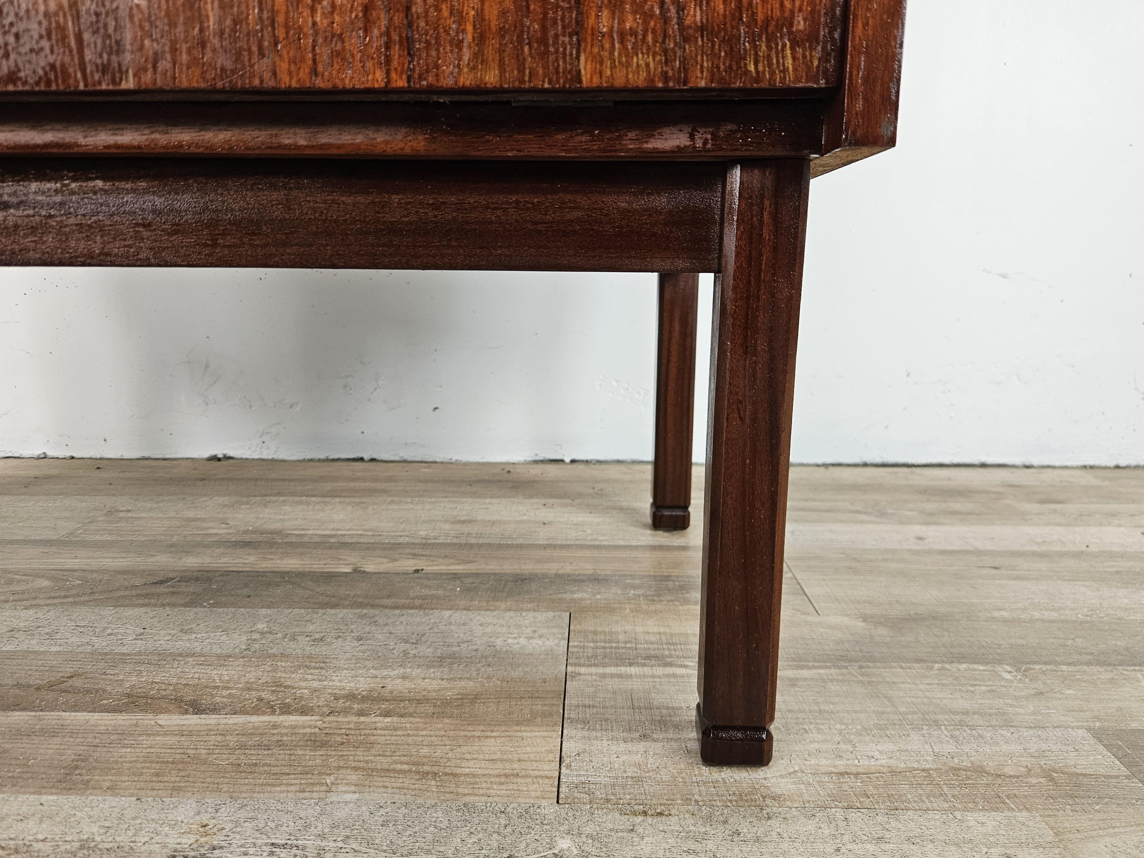 Credenza svedese in teak di Peter Hvidt con ante e scomparti anni '60 in vendita 5