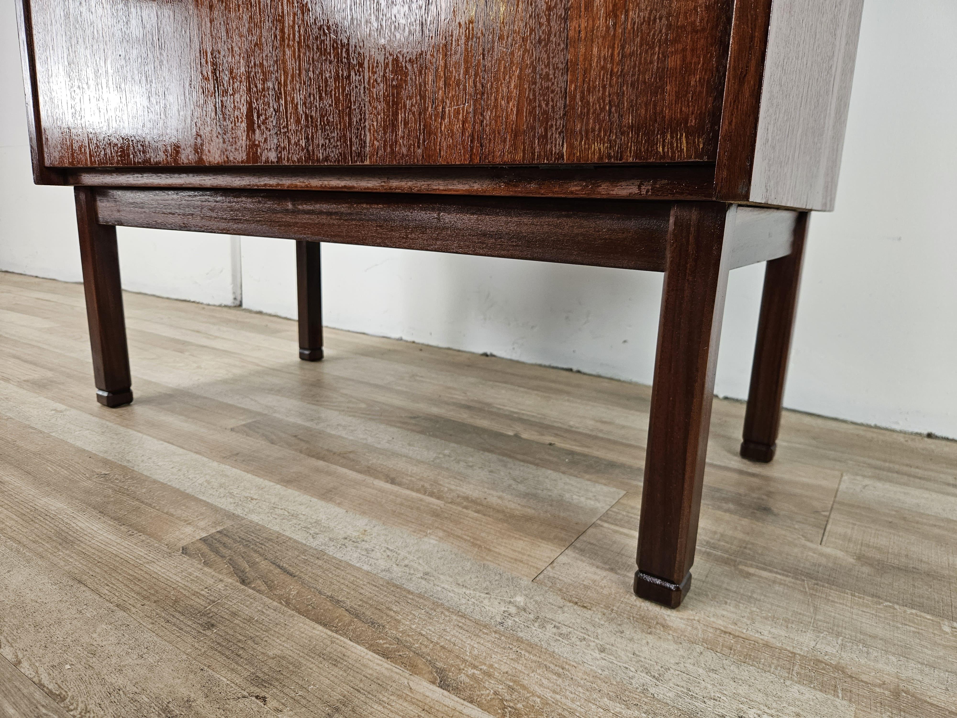 Credenza svedese in teak di Peter Hvidt con ante e scomparti anni '60 in vendita 6