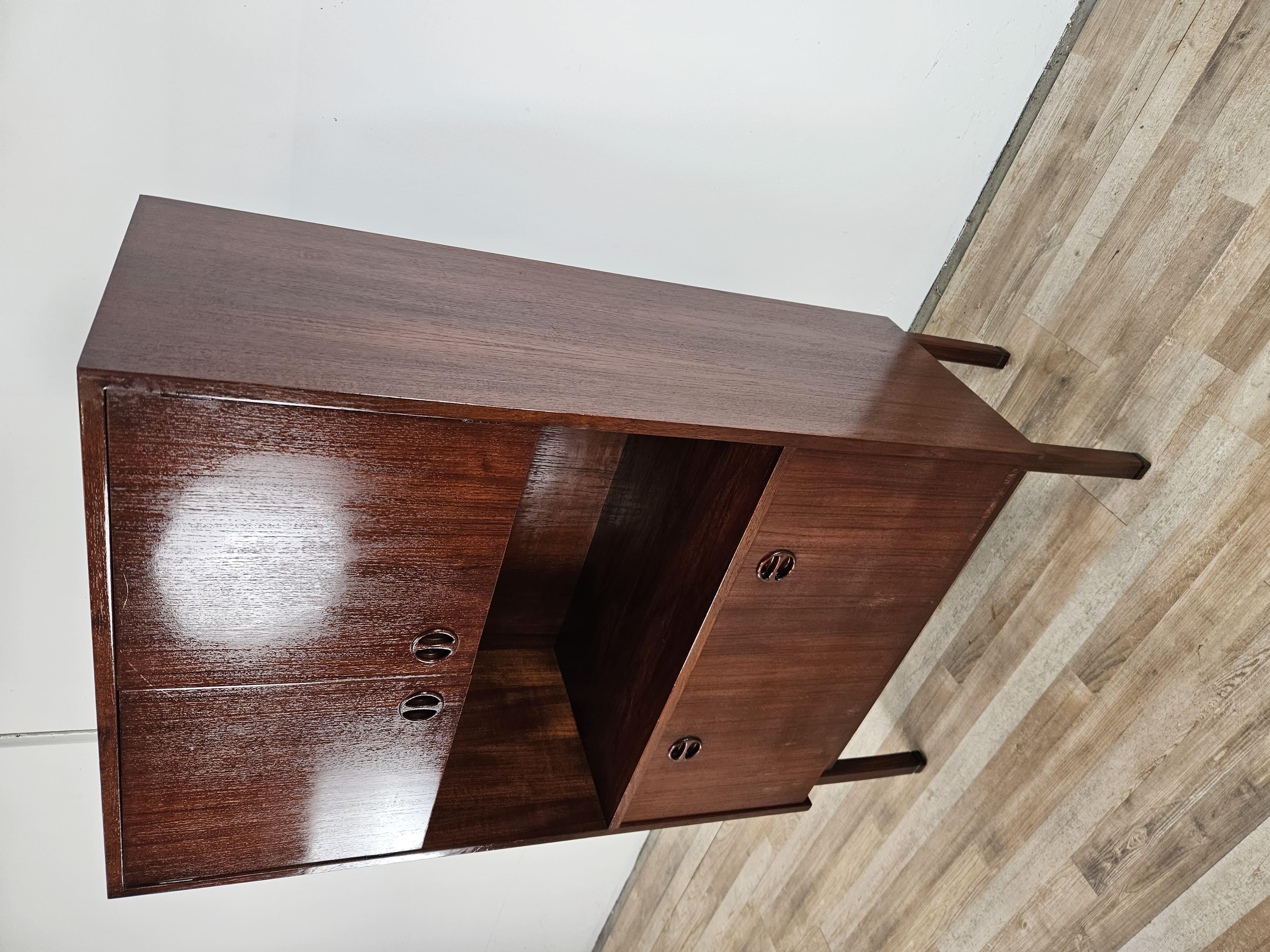 Credenza svedese in teak di Peter Hvidt con ante e scomparti anni '60 in vendita 7