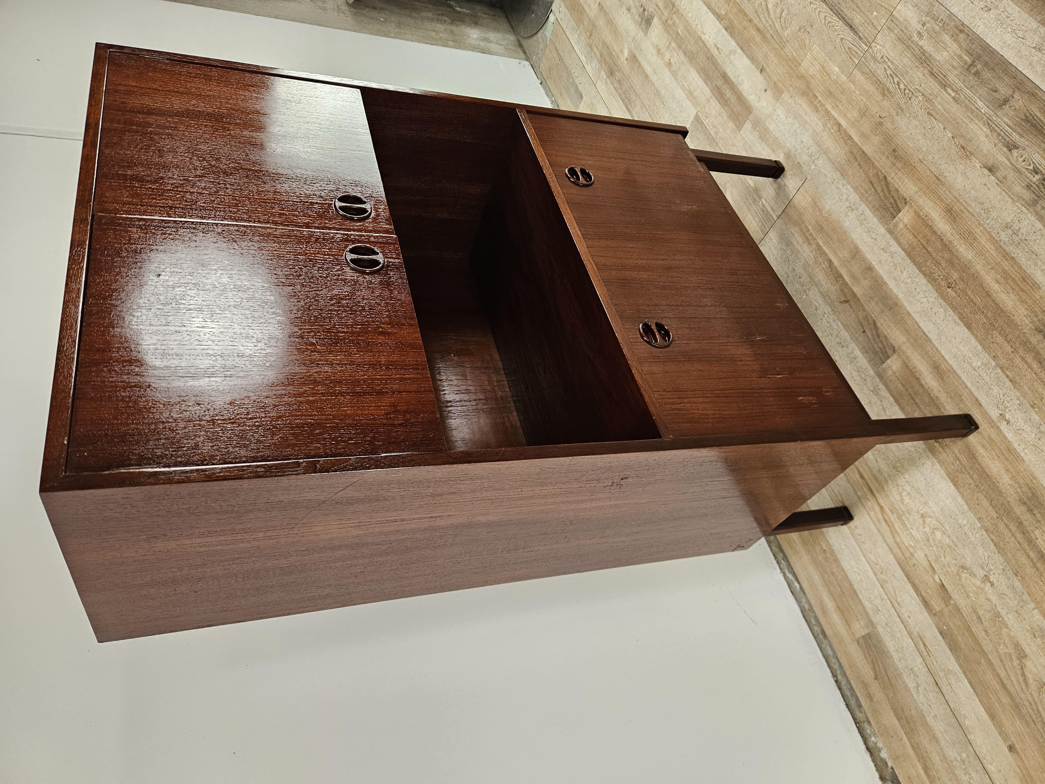 Credenza svedese in teak di Peter Hvidt con ante e scomparti anni '60 in vendita 8