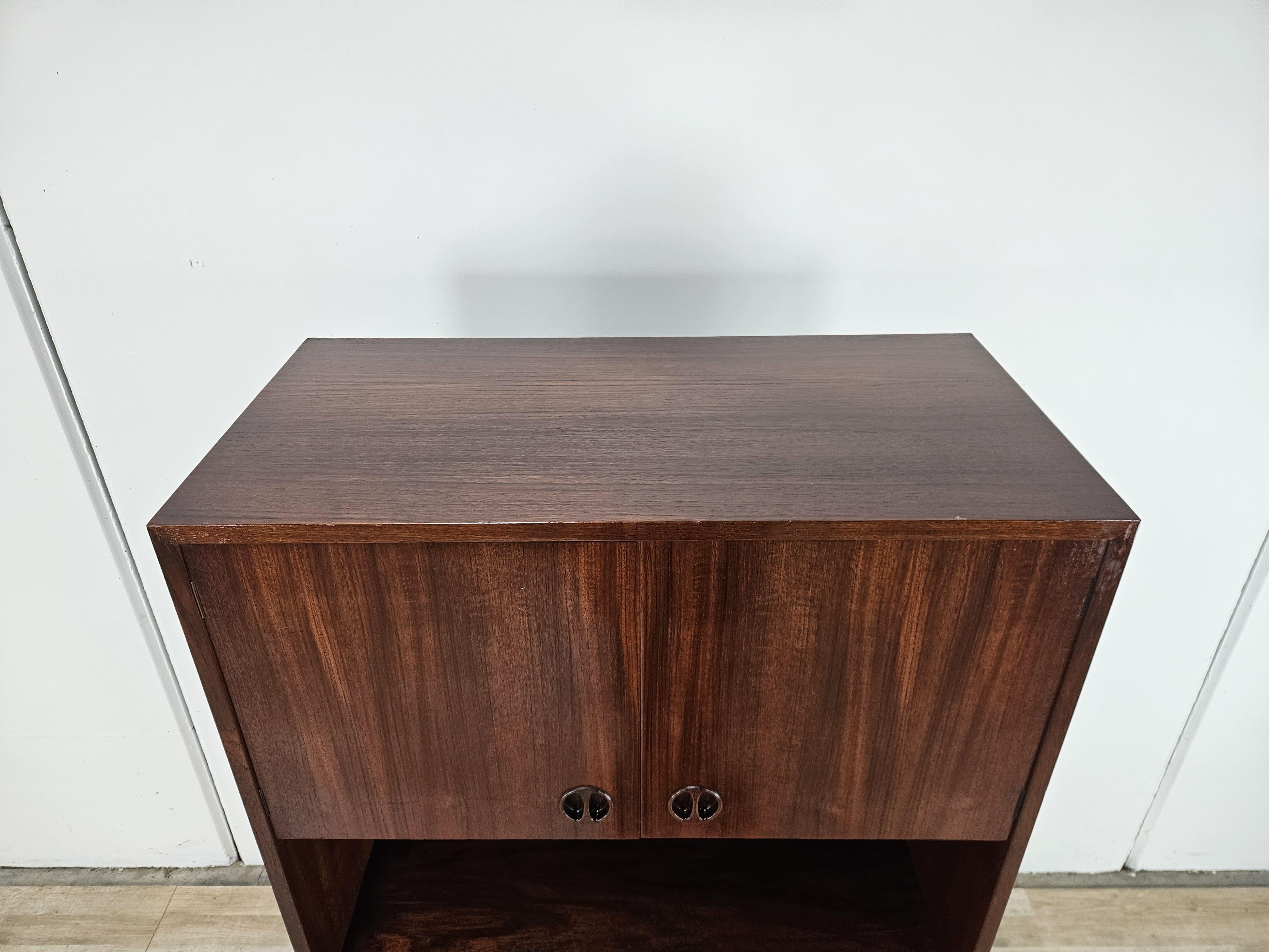 Scandinavo moderno Credenza svedese in teak di Peter Hvidt con ante e scomparti anni '60 in vendita