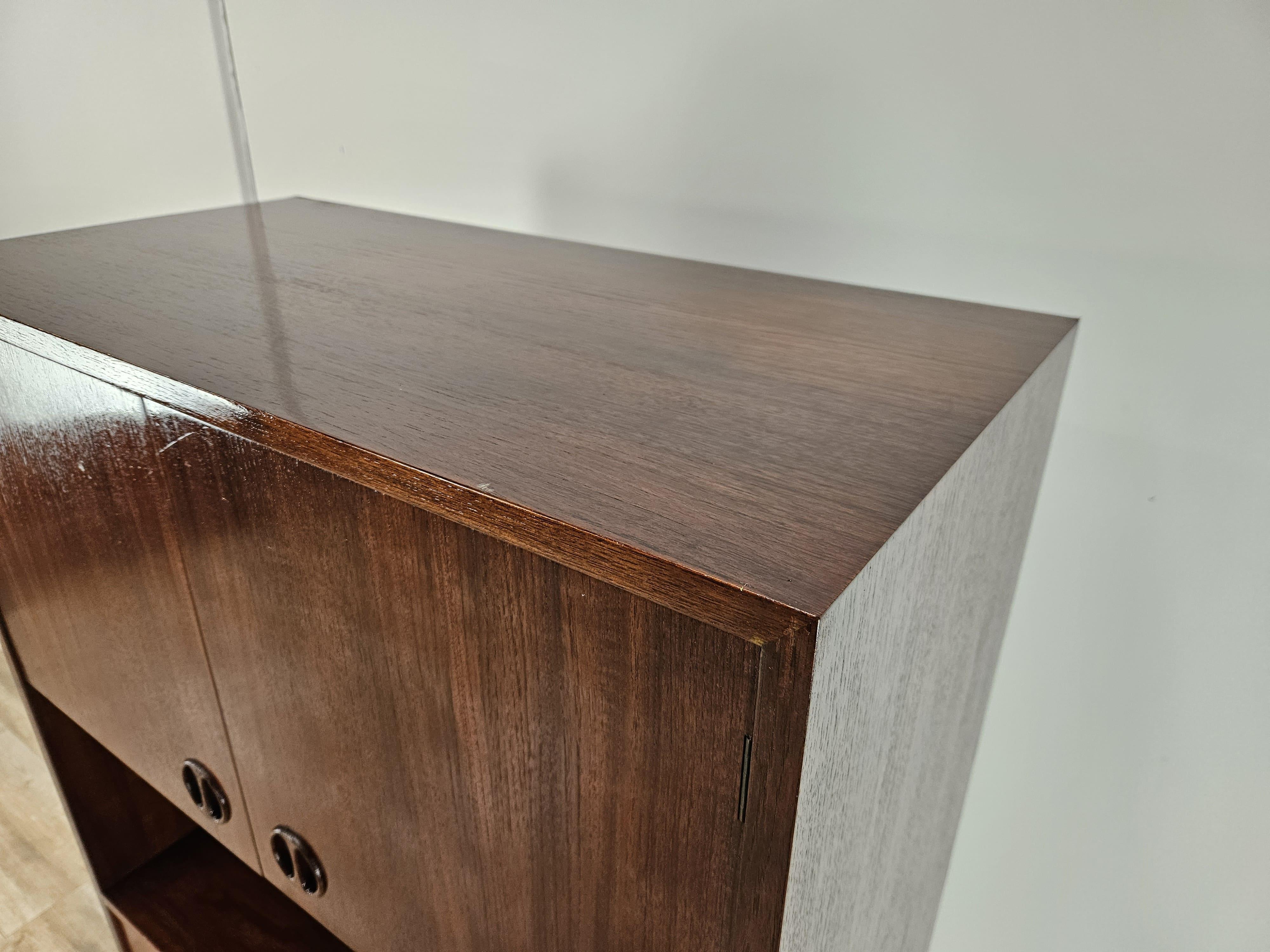 Danese Credenza svedese in teak di Peter Hvidt con ante e scomparti anni '60 in vendita