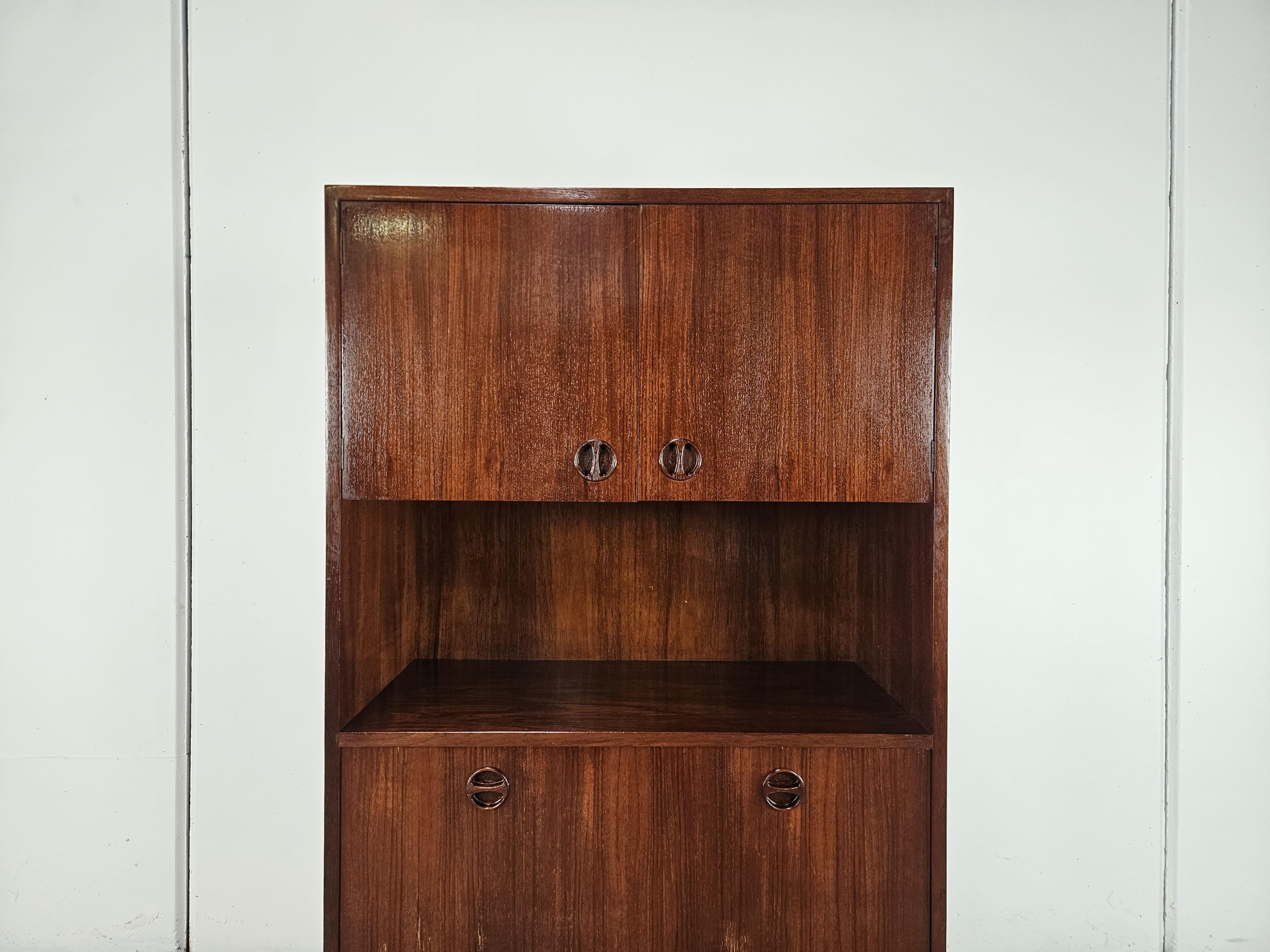 Credenza svedese in teak di Peter Hvidt con ante e scomparti anni '60 In condizioni buone in vendita a Premariacco, IT