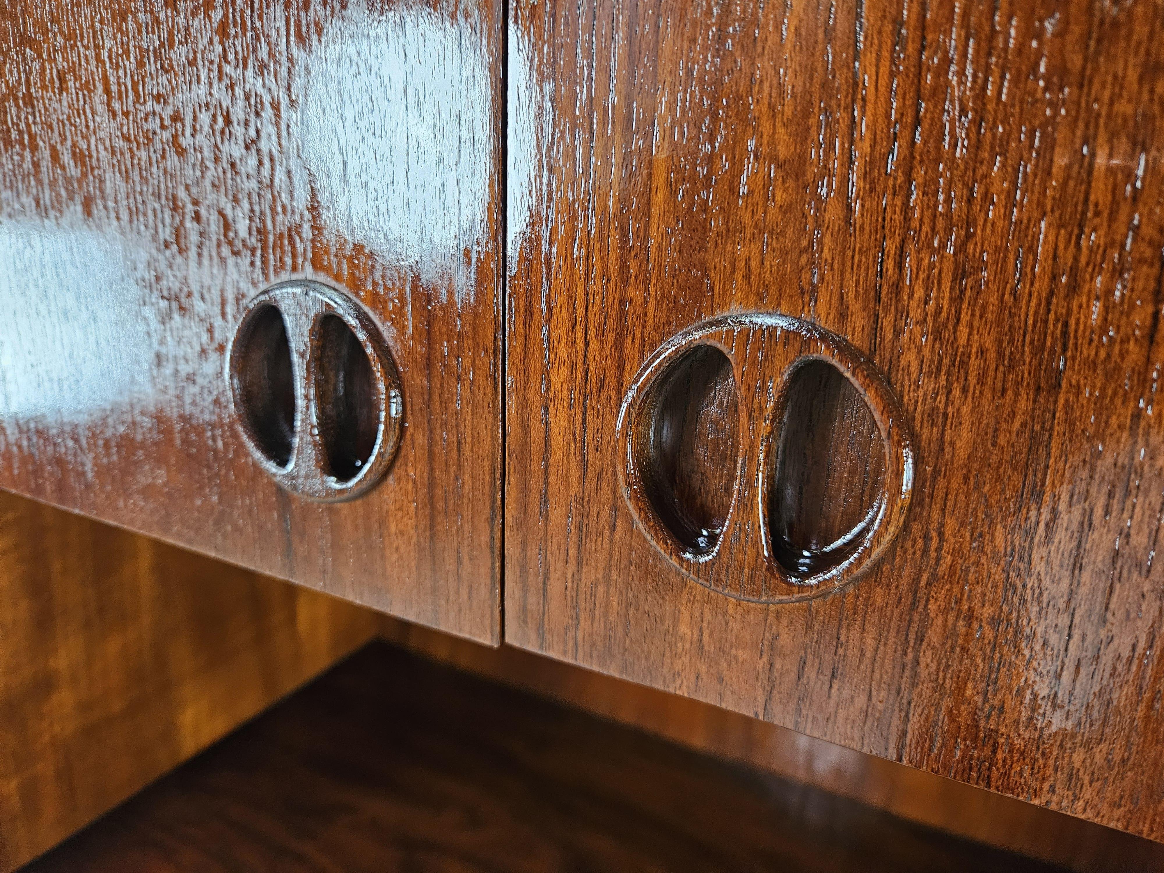 Metà XX secolo Credenza svedese in teak di Peter Hvidt con ante e scomparti anni '60 in vendita