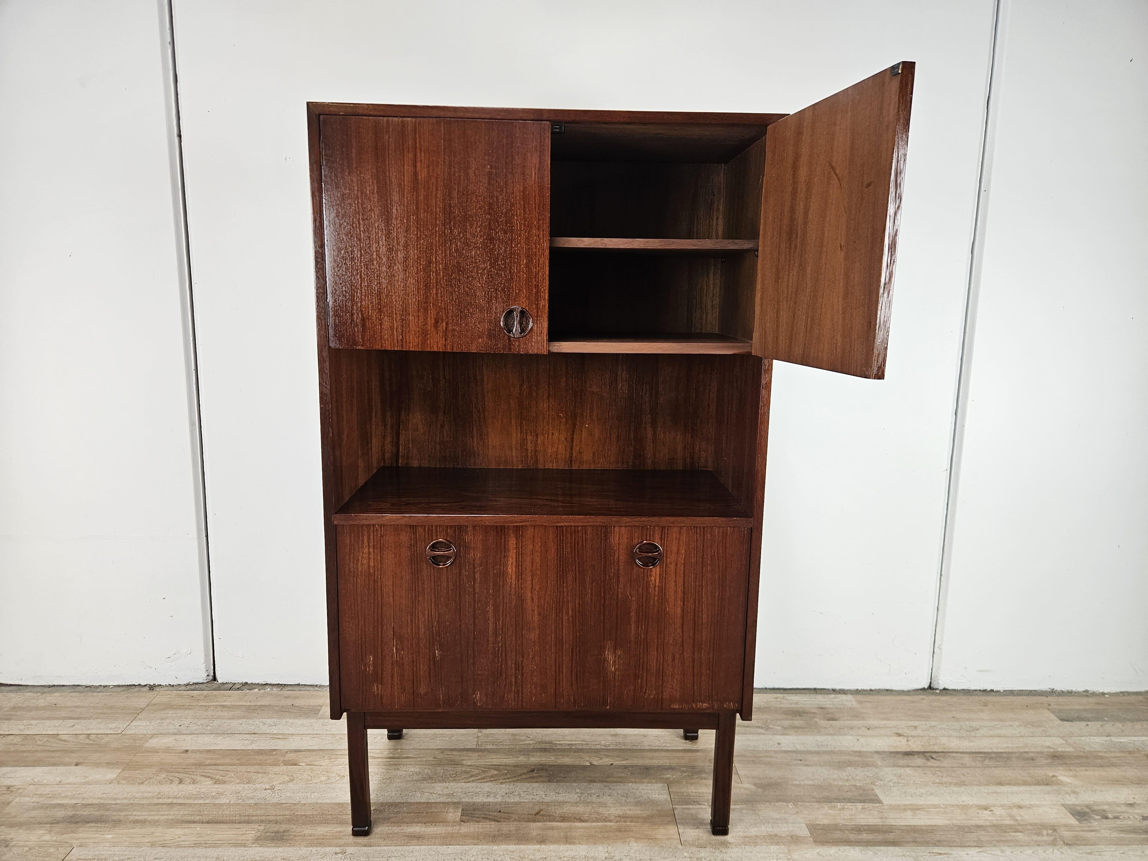 Teak Credenza svedese in teak di Peter Hvidt con ante e scomparti anni '60 in vendita