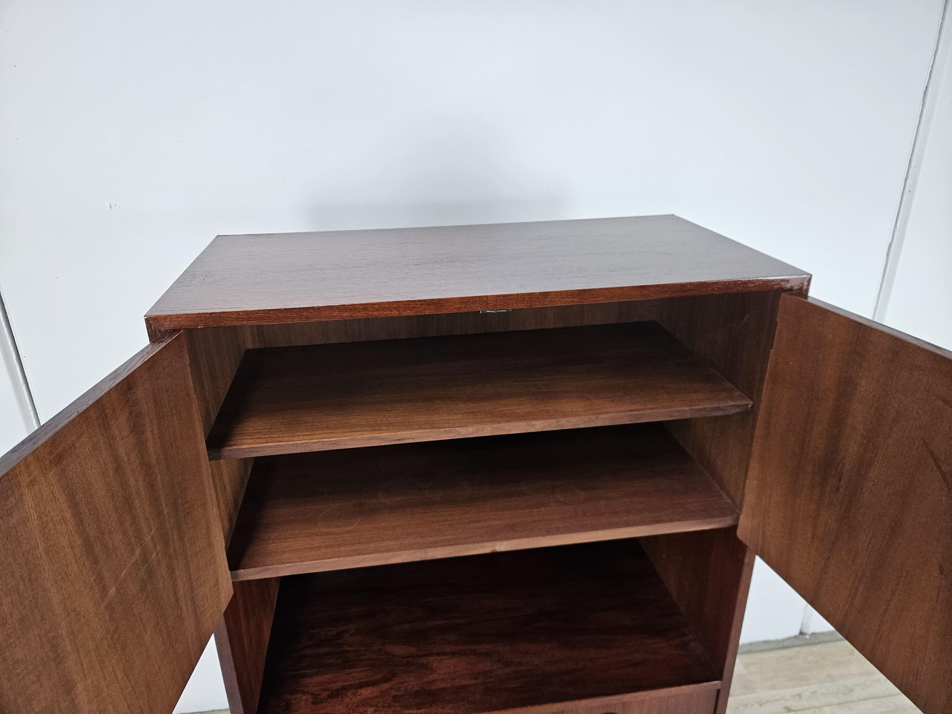 Credenza svedese in teak di Peter Hvidt con ante e scomparti anni '60 in vendita 1
