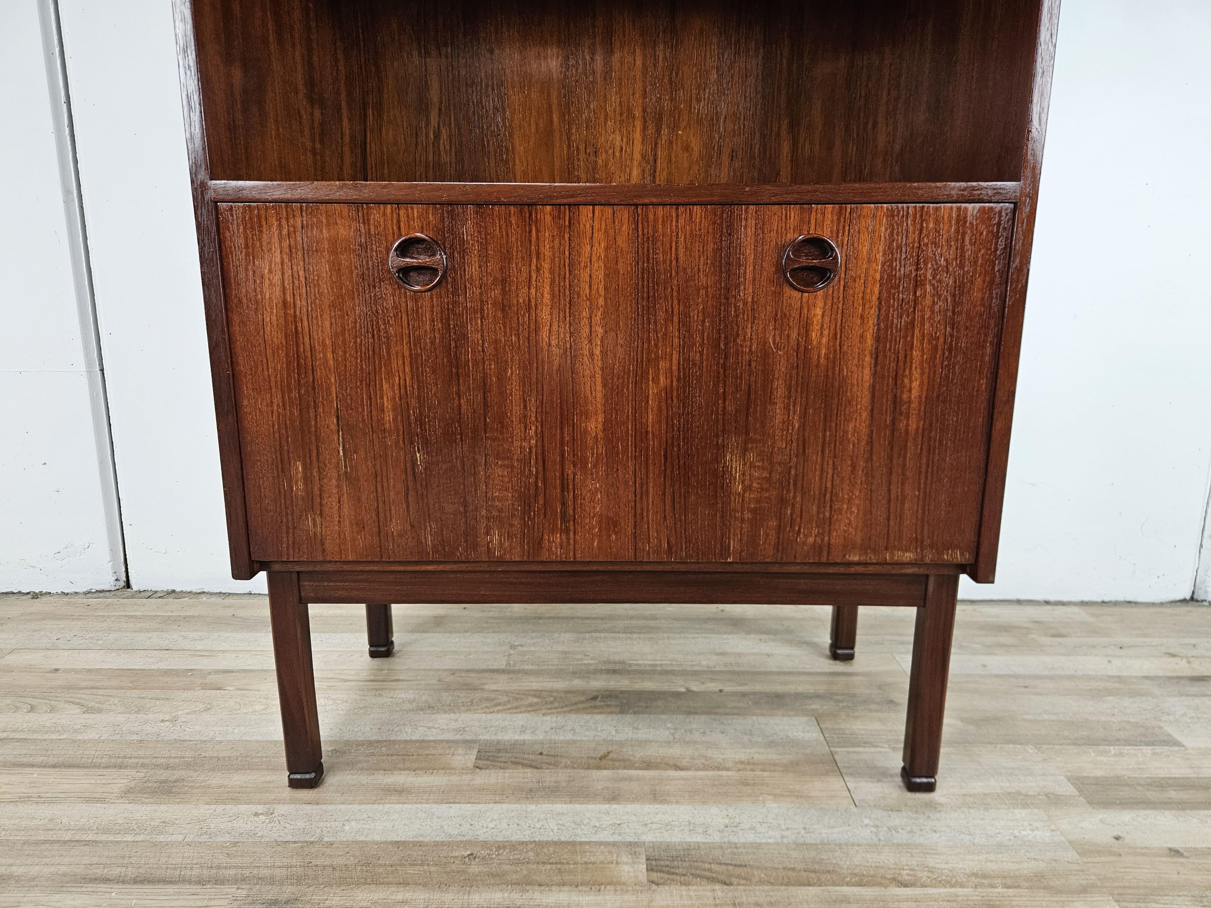 Credenza svedese in teak di Peter Hvidt con ante e scomparti anni '60 in vendita 2