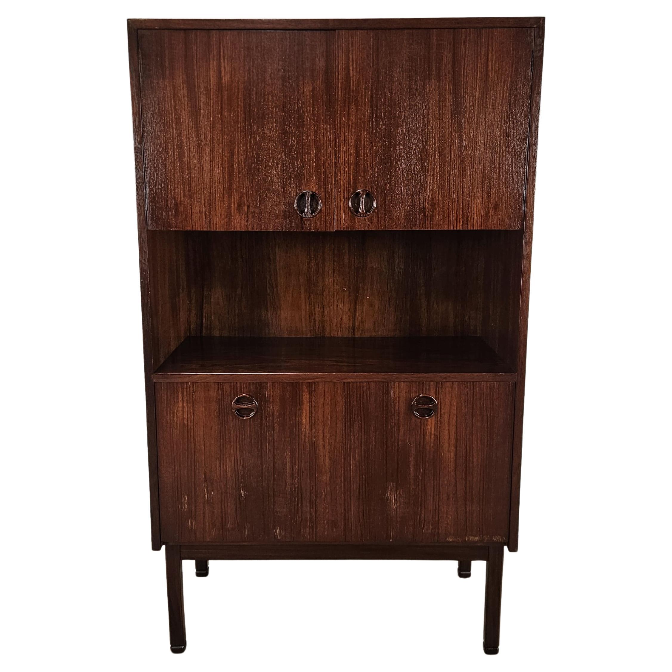 Credenza svedese in teak di Peter Hvidt con ante e scomparti anni 
60 in vendita