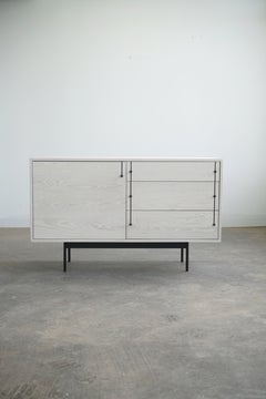 Armadio "Credenza Three Dry Bar" di Last Workshop in frassino sbiancato