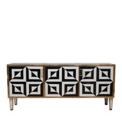 dreitüriges Sideboard mit optischer Glasverkleidung