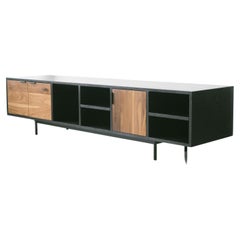 "Credenza Two" en noyer / frêne noir par Last Workshop