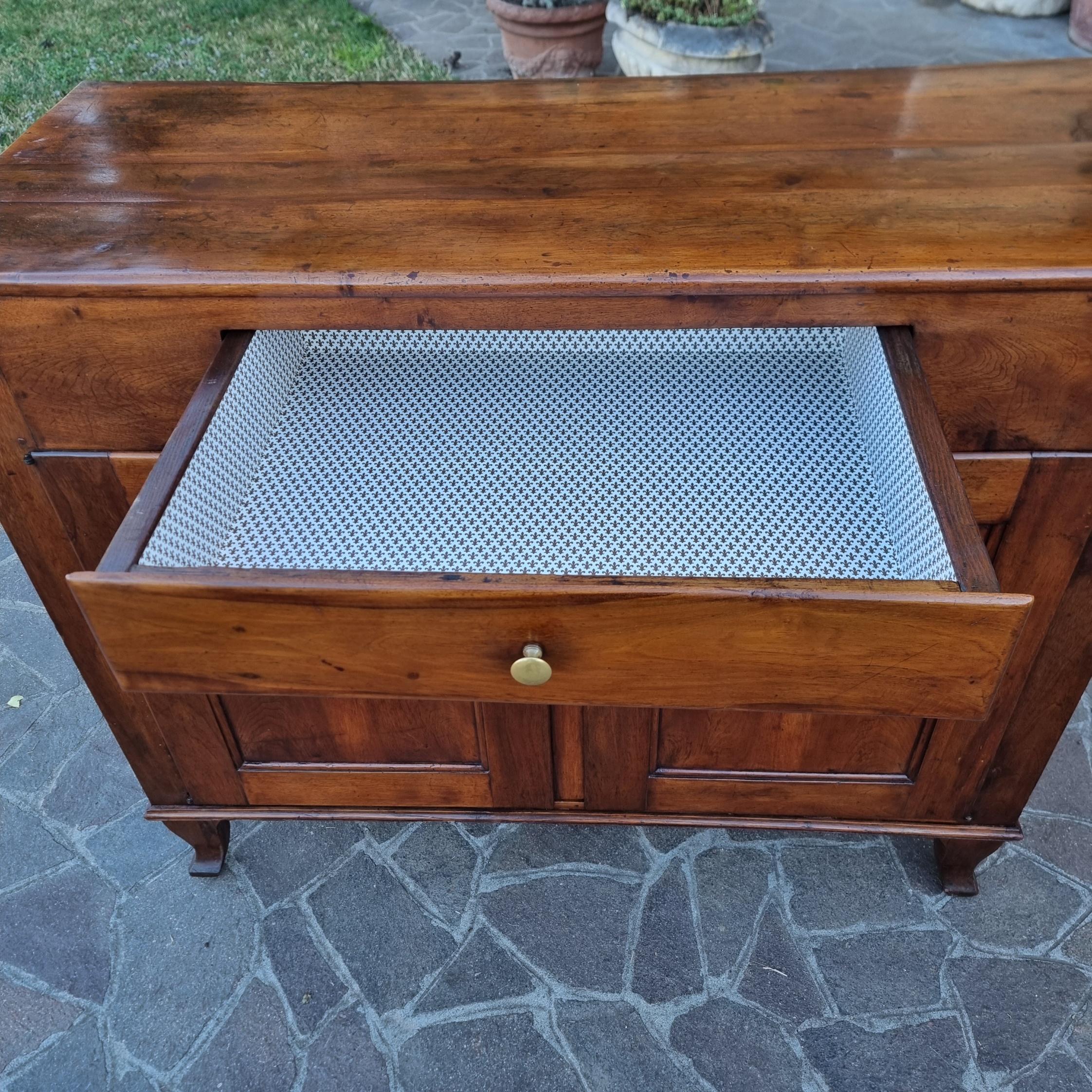 Buffet en noyer de Vénétie de la fin du XVIIIe siècle en vente 6