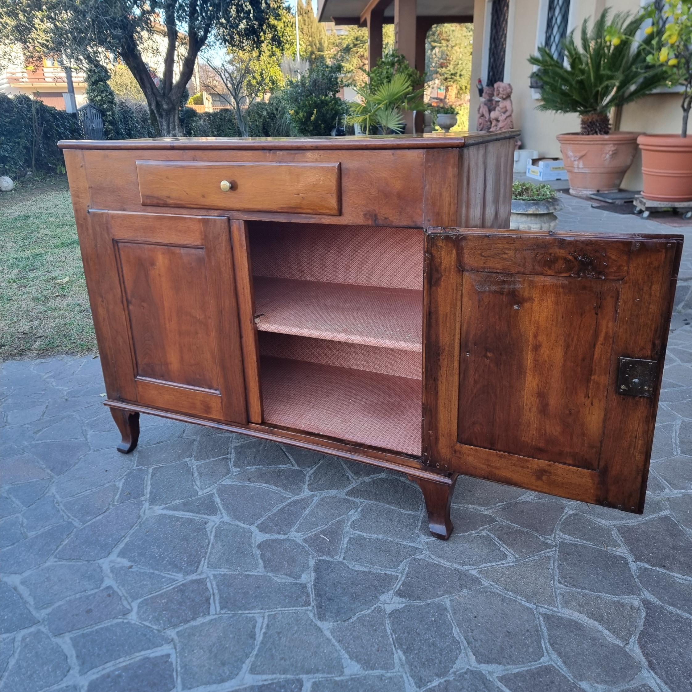 Buffet en noyer de Vénétie de la fin du XVIIIe siècle en vente 8