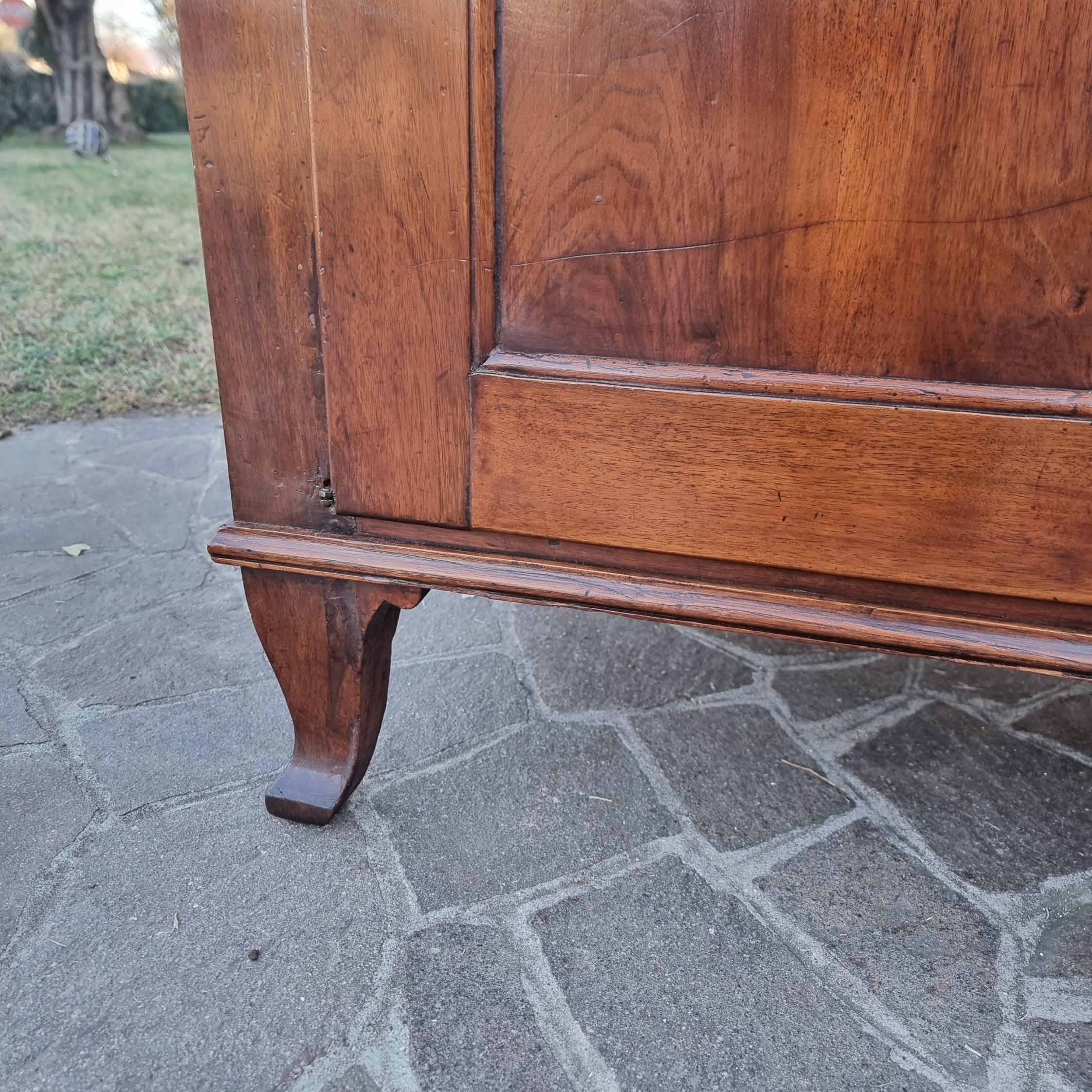 Buffet en noyer de Vénétie de la fin du XVIIIe siècle en vente 9