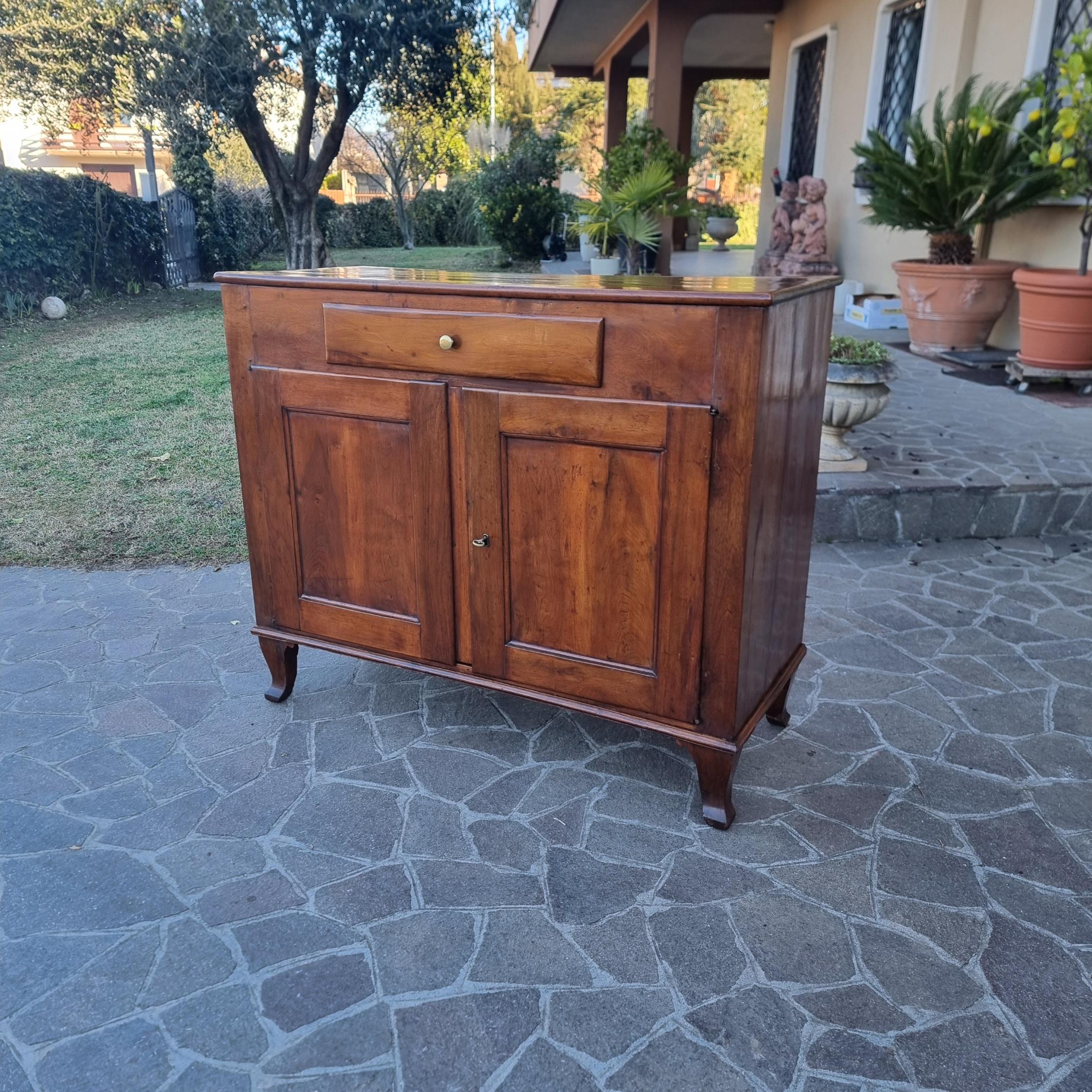Élégant buffet en noyer vénitien de la fin du XVIIIe siècle
Un joyau de l'artisanat de Vénétie qui enrichit chaque pièce d'un charme historique et d'une élégance intemporelle. Ce buffet, fabriqué à la fin du XVIIIe siècle, est un parfait exemple du