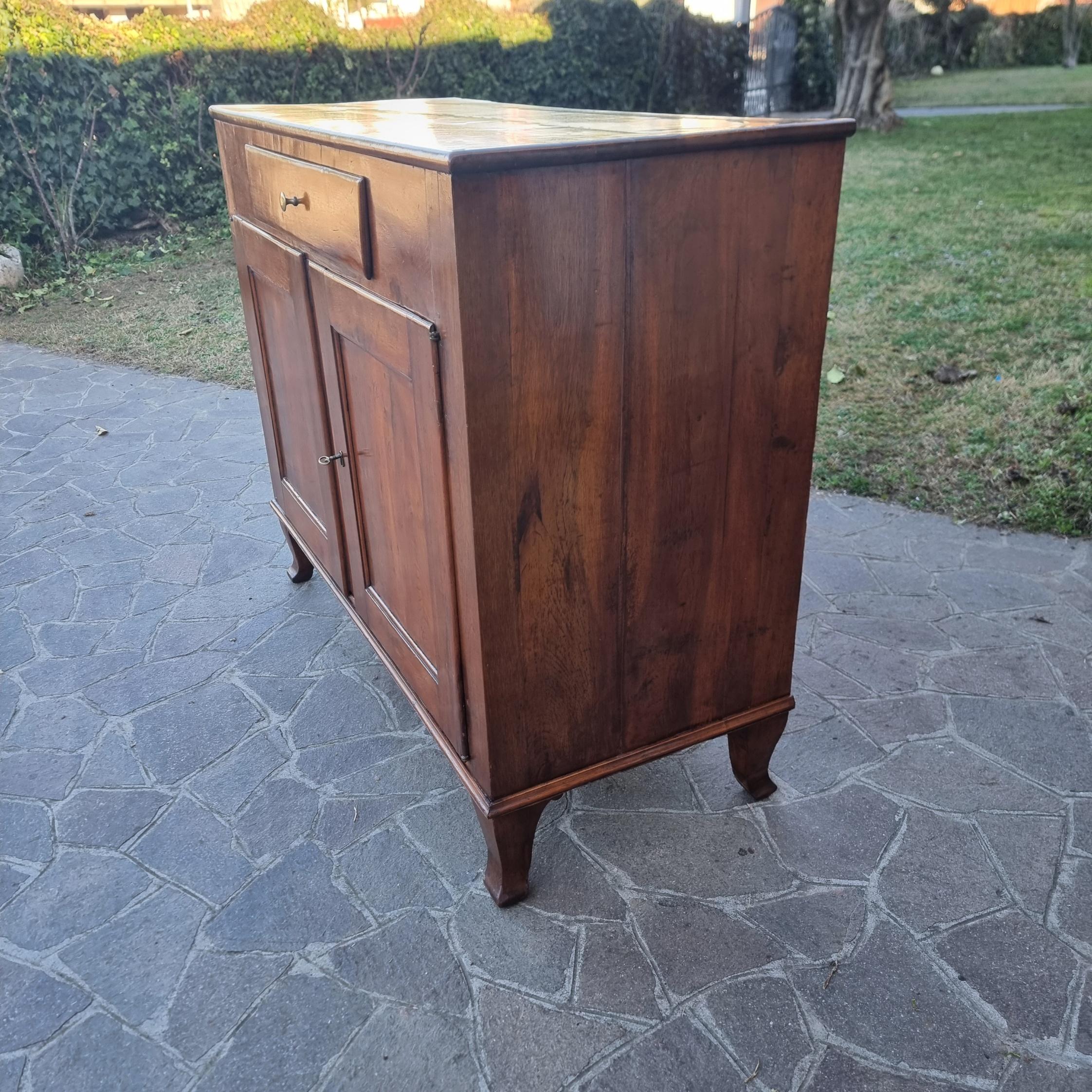 Directoire Buffet en noyer de Vénétie de la fin du XVIIIe siècle en vente