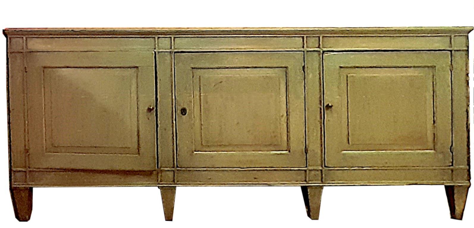 Buffet vénitien Louis XVI (fin du XVIIIe siècle) à trois portes laquées à la détrempe.

Le buffet se distingue par ses lignes épurées typiques de l'époque et le ton raffiné de la laque.
Un meuble qui convient aussi bien à un environnement moderne