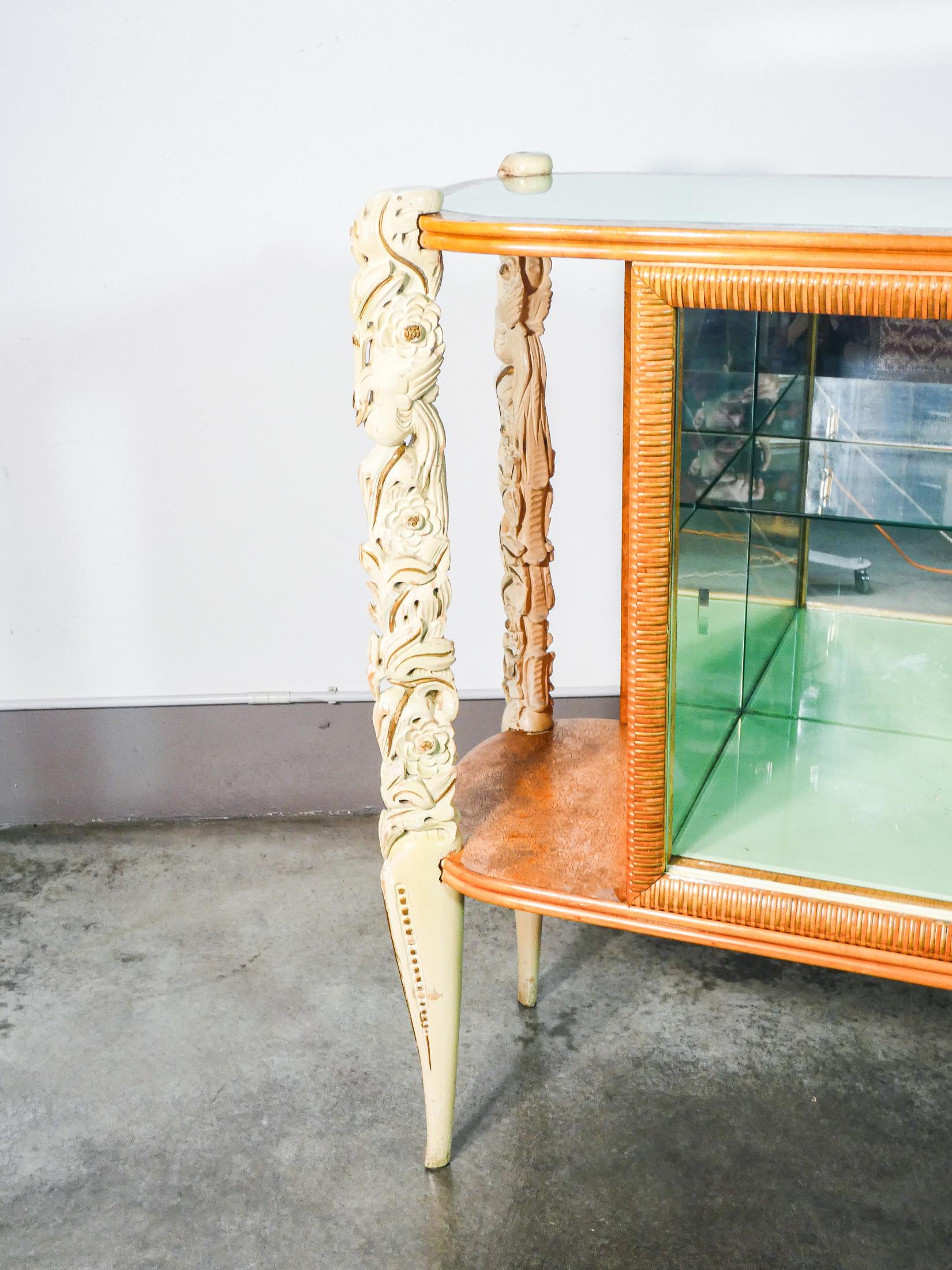 Bois Buffet, vitrine LA PERMANENTE MOBILI CANTÙ, pieds en bois sculpté. 1940s en vente