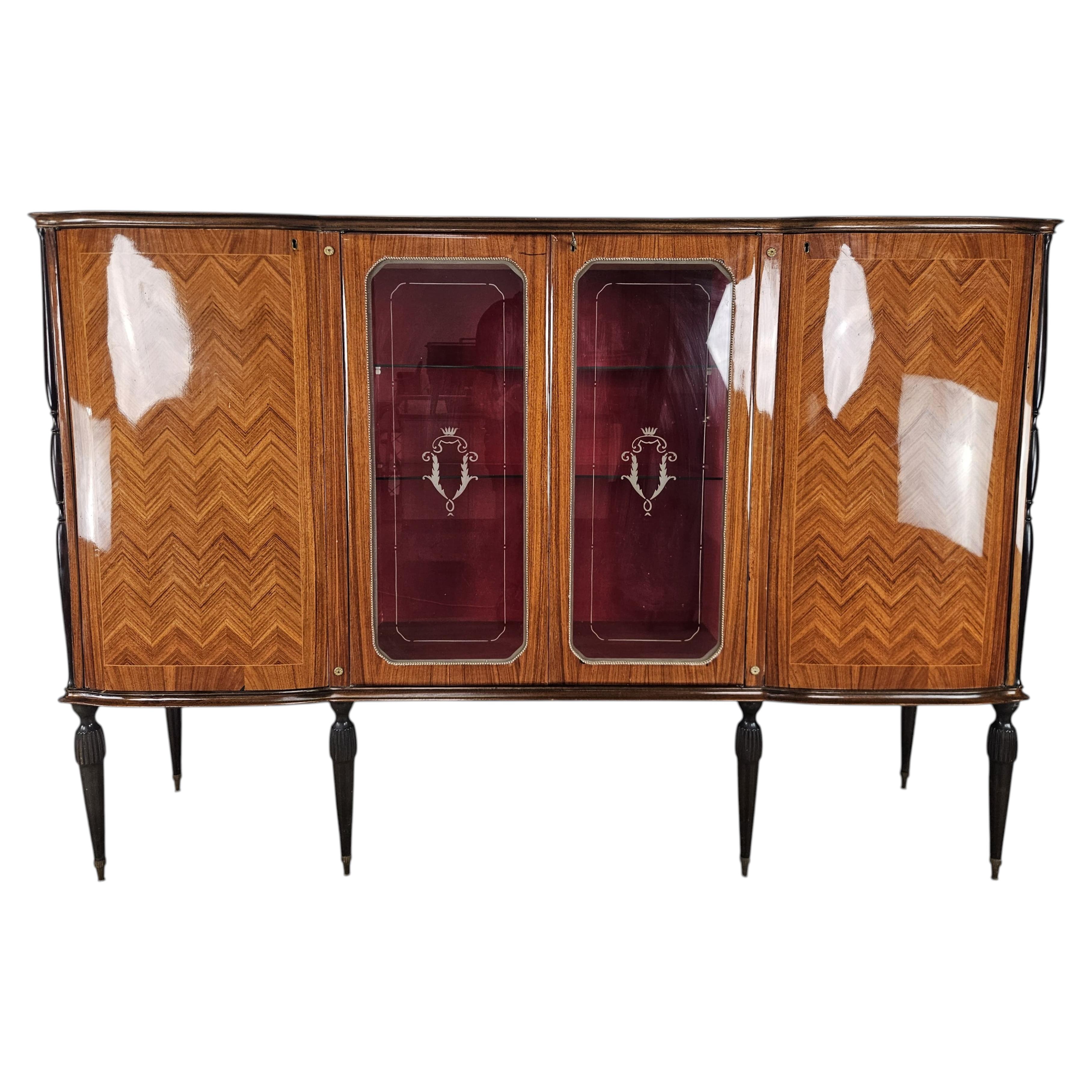 Italienische Sideboard im Mid-Century-Modern-Stil aus Walnussholz mit Glastüren, 1960er Jahre im Angebot