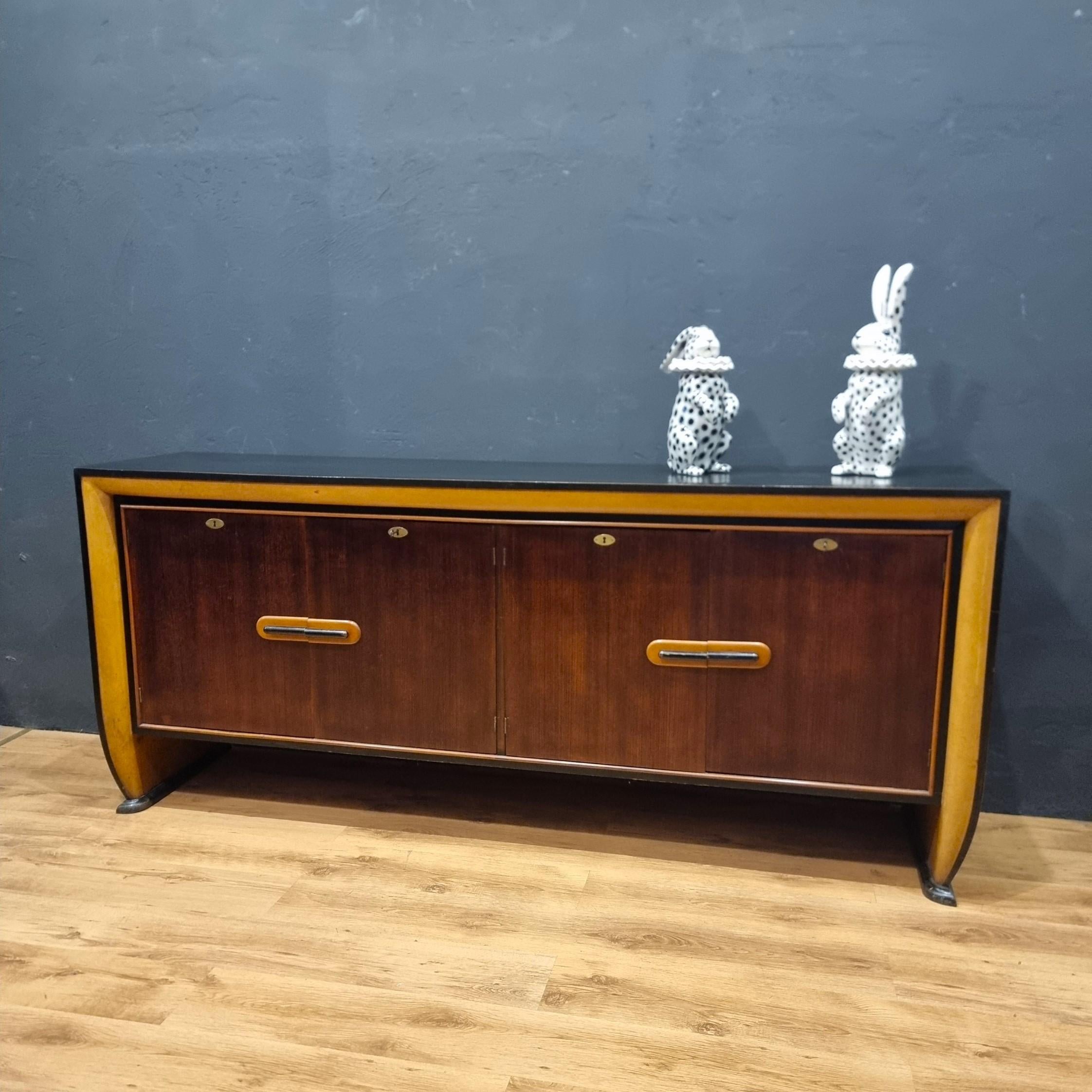 Vintage-Anrichte aus den 1940/50er Jahren, Osvaldo Borsani zugeschrieben: ein einzigartiges Stück zeitlosen Designs

Wenn Sie auf der Suche nach einem Möbelstück sind, das Eleganz, Geschichte und handwerkliche Qualität vereint, dann ist dieses