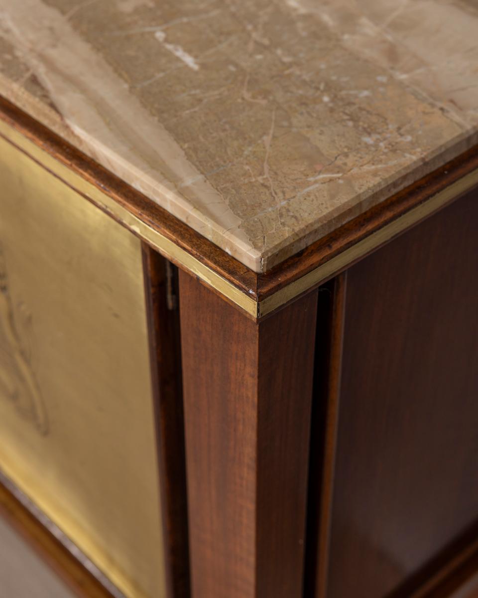 Buffet vintage des années 1940 en bois avec bas-reliefs en laiton et marbre Design italien en vente 5