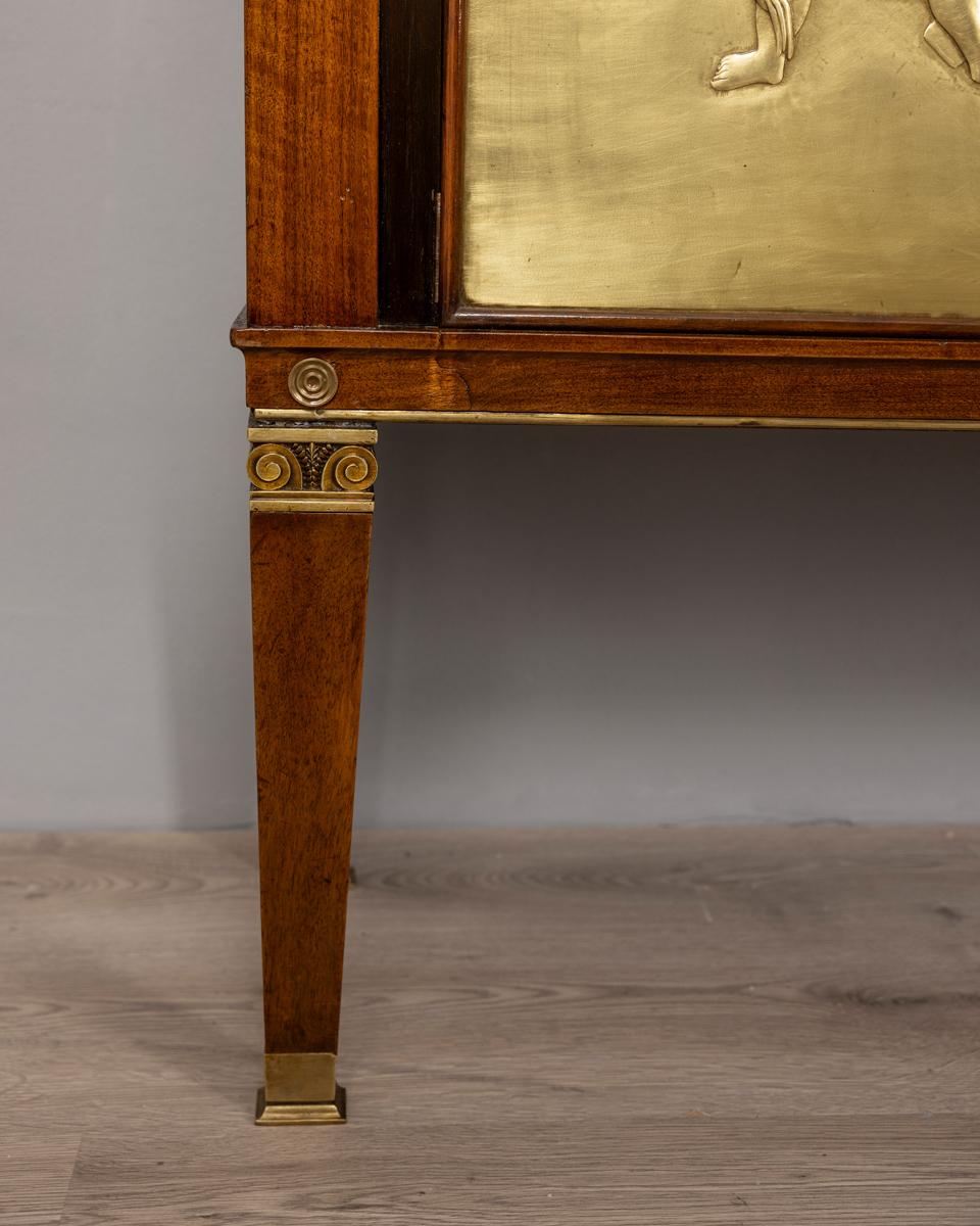 Buffet vintage des années 1940 en bois avec bas-reliefs en laiton et marbre Design italien en vente 7