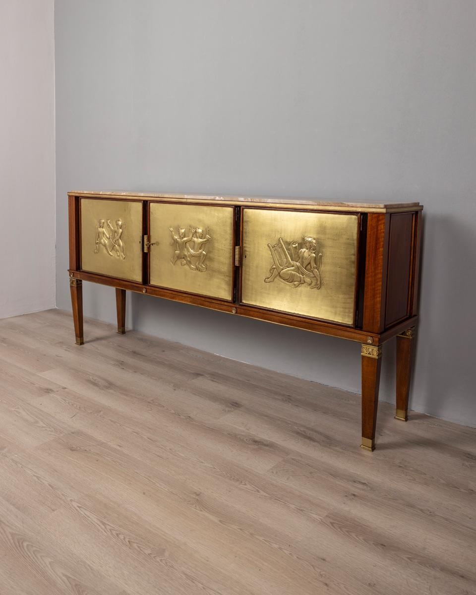 Buffet en bois à trois portes avec serrure, décorations et inserts en laiton doré et bas-reliefs sur la façade également en laiton doré, dessus en marbre, intérieur des portes en bois peint en rouge avec dessus en verre bleu, design italien, années