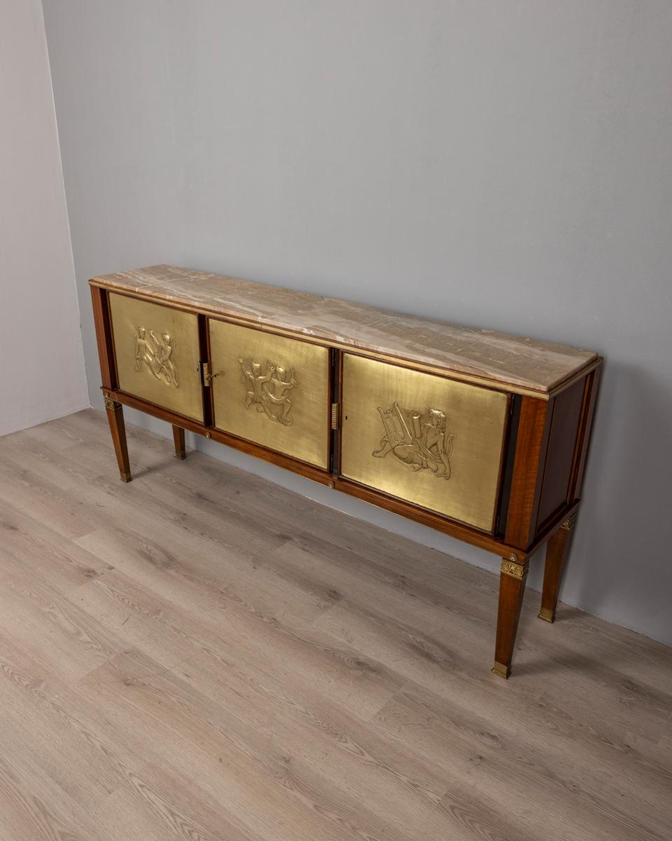 Mid-Century Modern Buffet vintage des années 1940 en bois avec bas-reliefs en laiton et marbre Design italien en vente