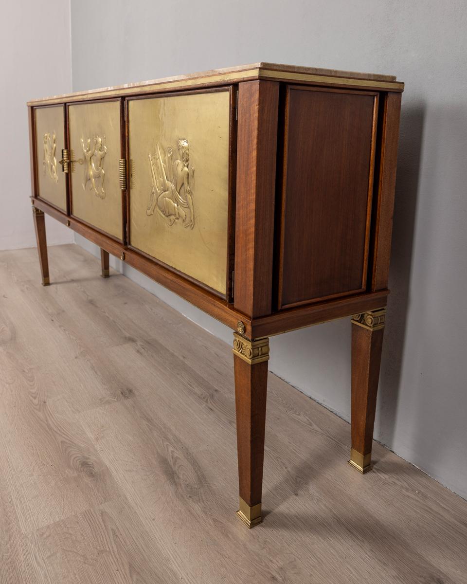 Italian Buffet vintage des années 1940 en bois avec bas-reliefs en laiton et marbre Design italien en vente