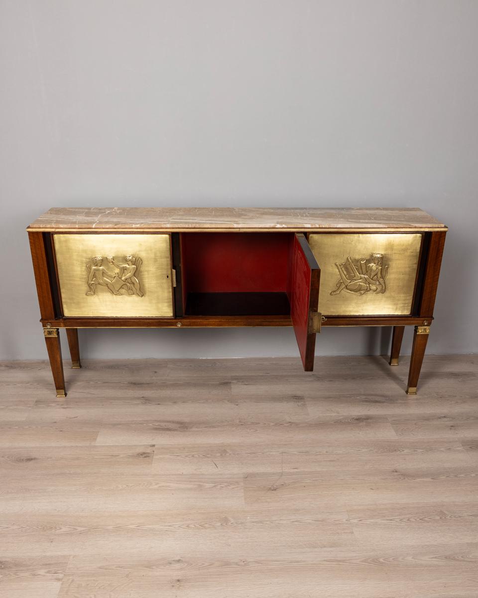 Buffet vintage des années 1940 en bois avec bas-reliefs en laiton et marbre Design italien Bon état - En vente à None, IT